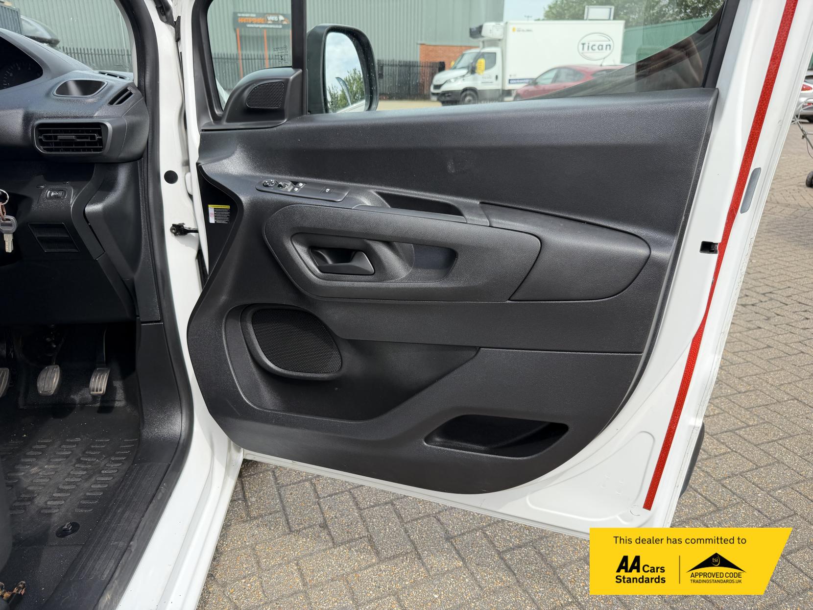 2020 Peugeot Partner 1.5 BlueHDi 1000 Professional Standard Panel Van 5dr Diesel Manual SWB Euro 6 (s/s) (100 bhp) - Thumbnail 40