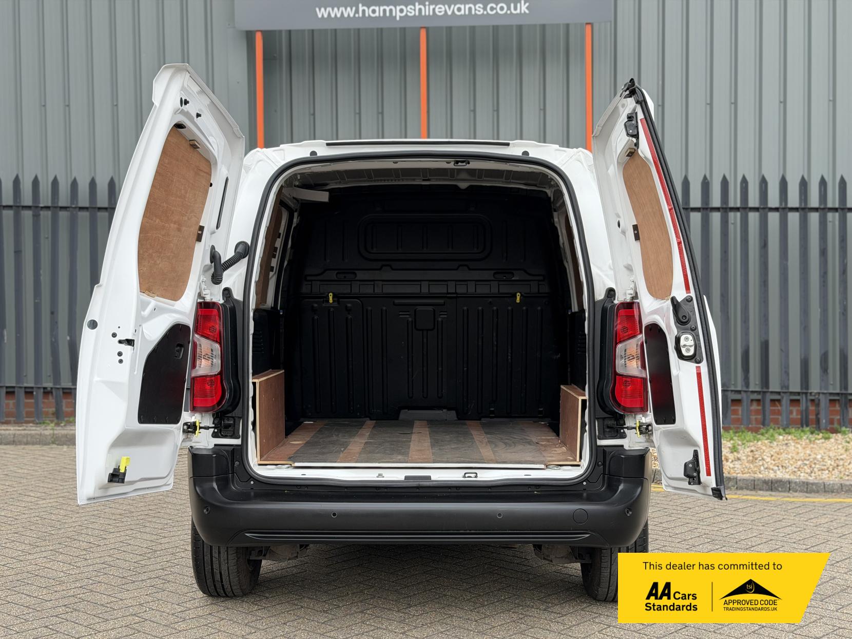 2020 Peugeot Partner 1.5 BlueHDi 1000 Professional Standard Panel Van 5dr Diesel Manual SWB Euro 6 (s/s) (100 bhp) - Thumbnail 17