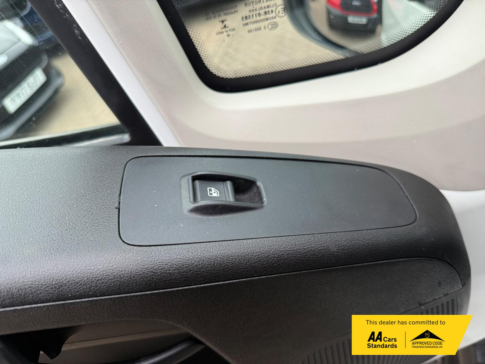 2019 Peugeot Boxer 2.2 BlueHDi 333 Professional Panel Van 5dr Diesel Manual L1 H1 Euro 6 (s/s) (120 ps) - Thumbnail 25