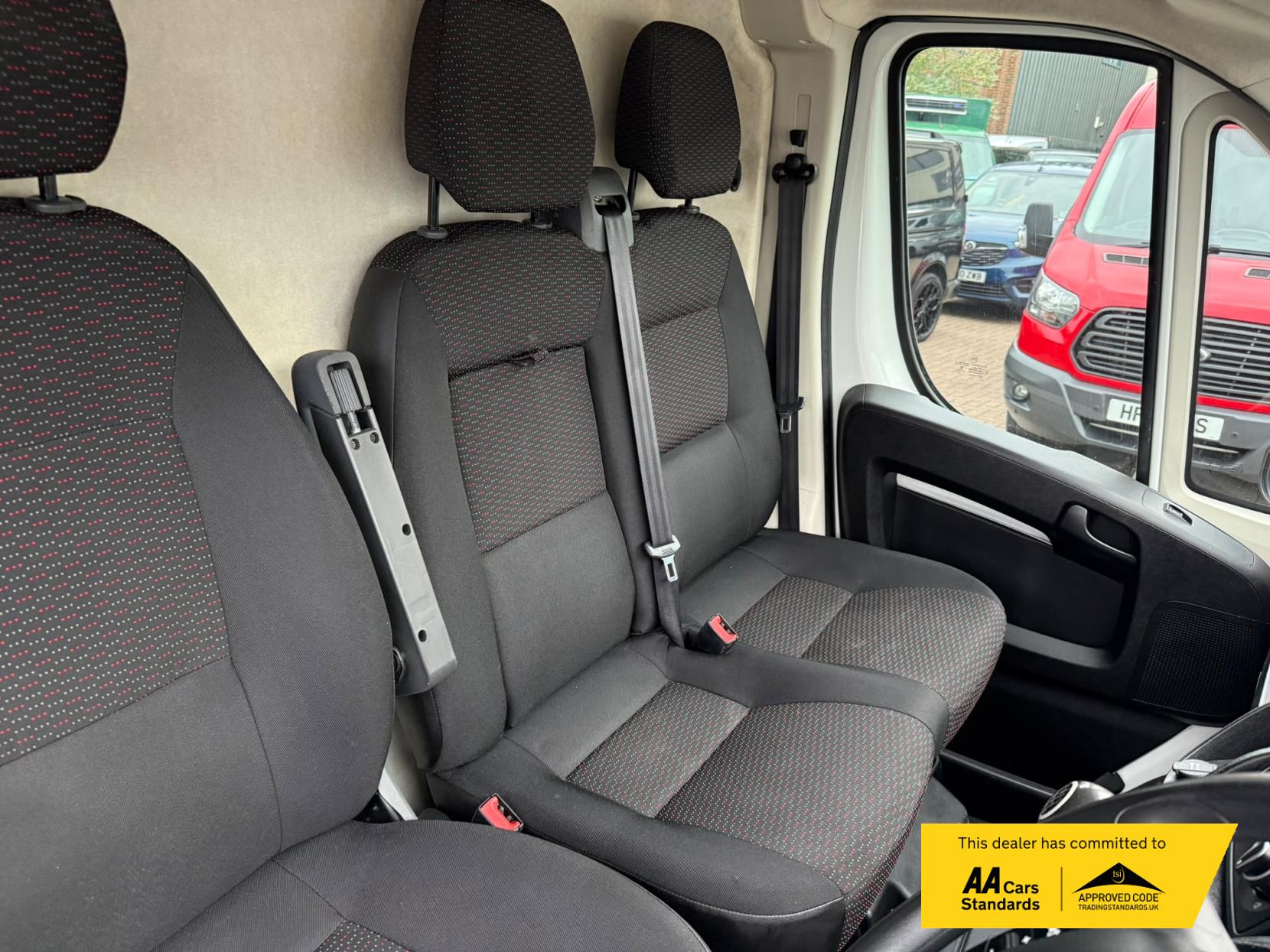 2019 Peugeot Boxer 2.2 BlueHDi 333 Professional Panel Van 5dr Diesel Manual L1 H1 Euro 6 (s/s) (120 ps) - Thumbnail 21