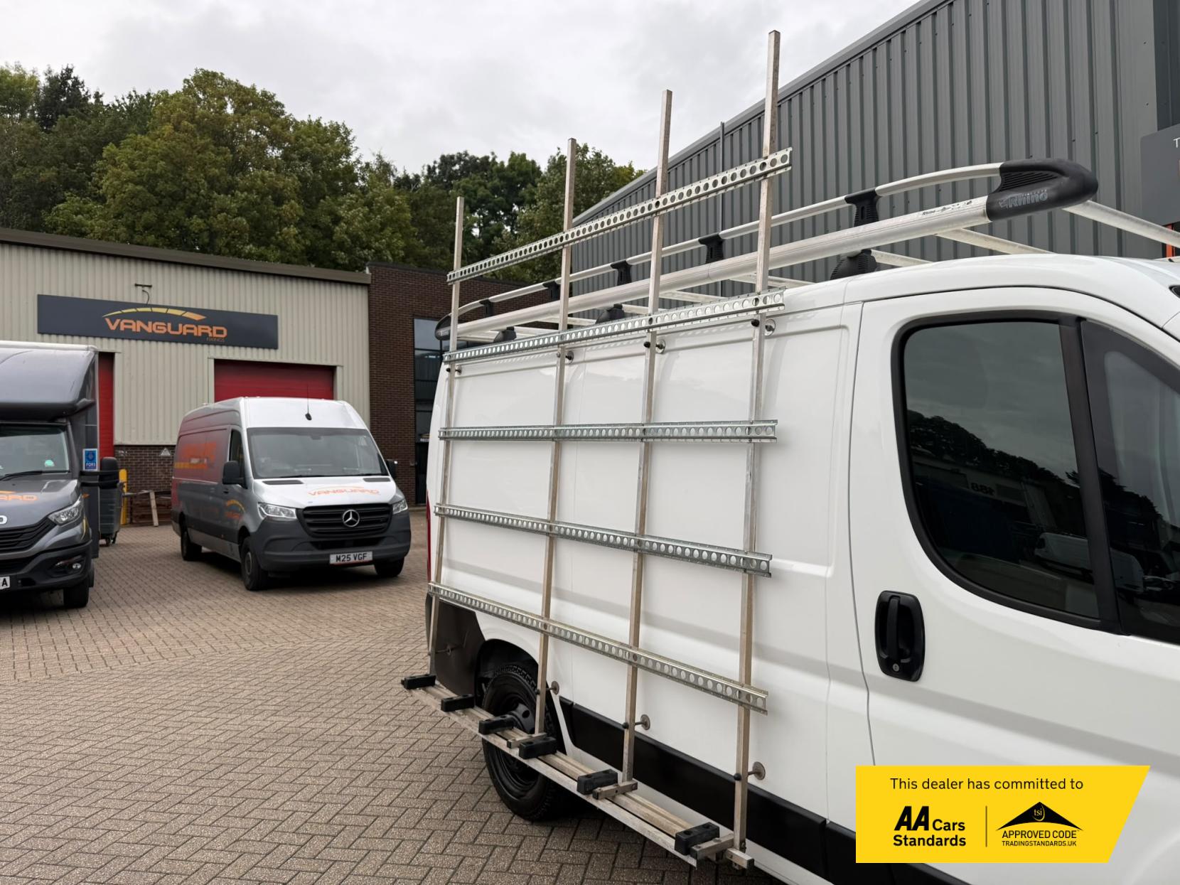 2019 Peugeot Boxer 2.2 BlueHDi 333 Professional Panel Van 5dr Diesel Manual L1 H1 Euro 6 (s/s) (120 ps) - Thumbnail 6