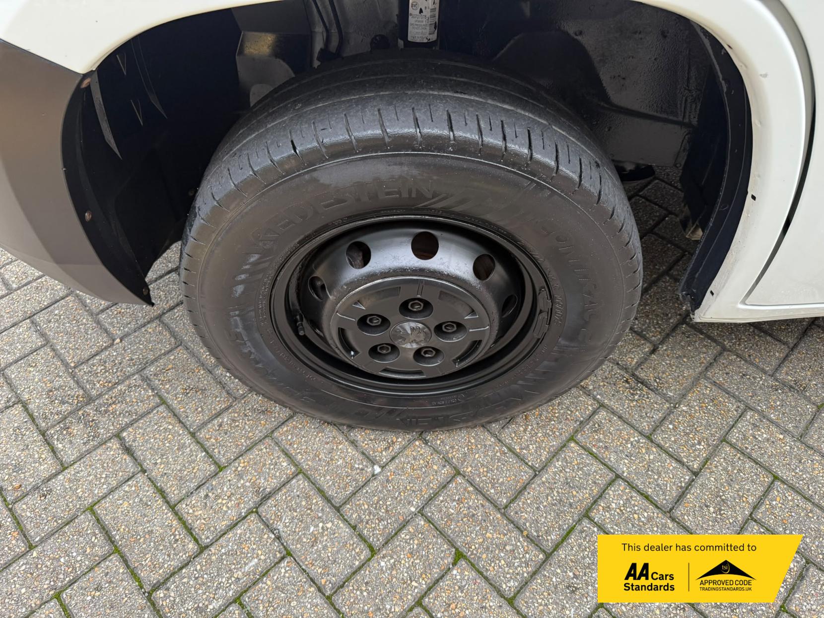 2019 Peugeot Boxer 2.2 BlueHDi 333 Professional Panel Van 5dr Diesel Manual L1 H1 Euro 6 (s/s) (120 ps) - Thumbnail 52