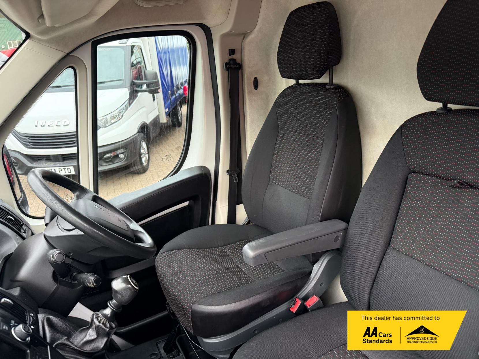 2019 Peugeot Boxer 2.2 BlueHDi 333 Professional Panel Van 5dr Diesel Manual L1 H1 Euro 6 (s/s) (120 ps) - Thumbnail 19