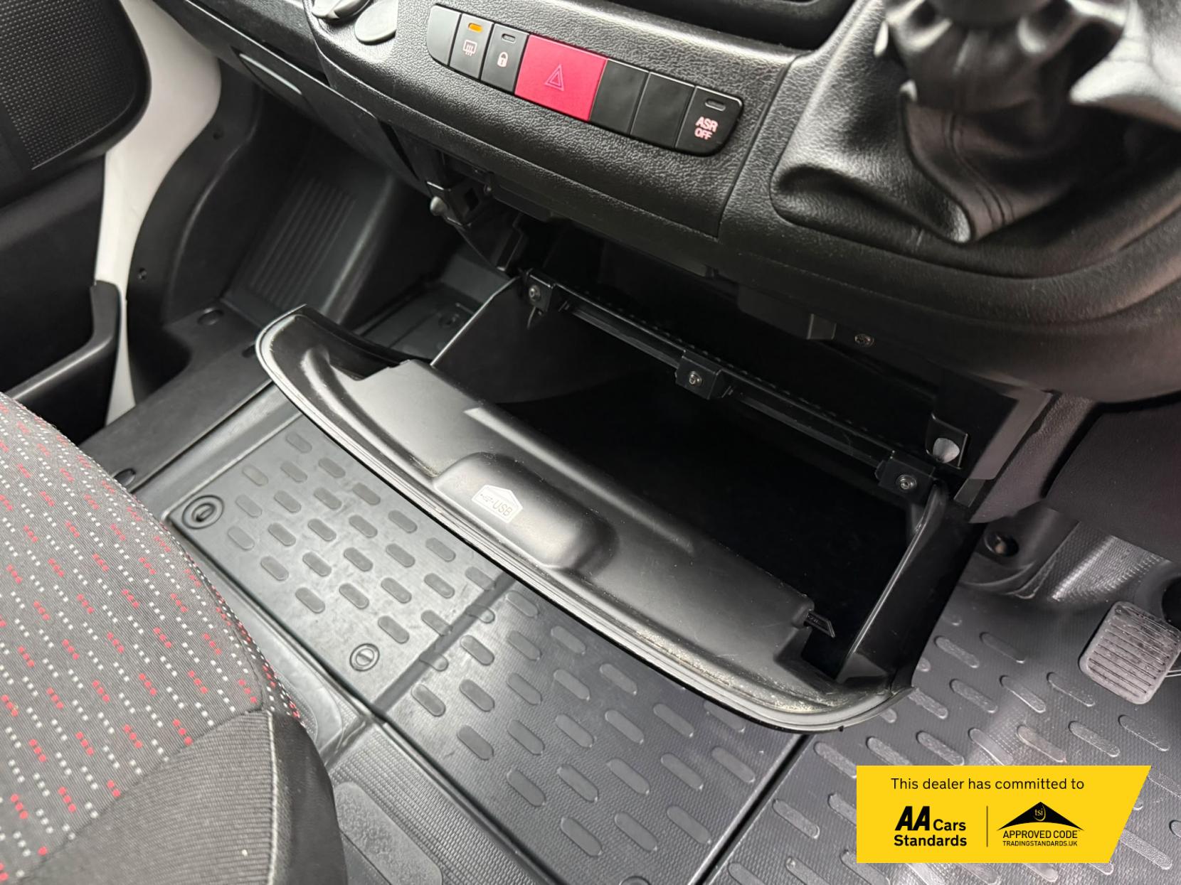 2019 Peugeot Boxer 2.2 BlueHDi 333 Professional Panel Van 5dr Diesel Manual L1 H1 Euro 6 (s/s) (120 ps) - Thumbnail 29