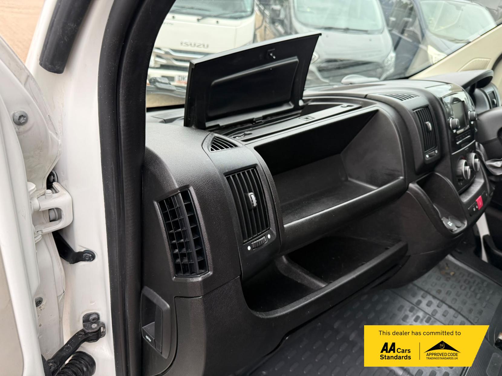 2019 Peugeot Boxer 2.2 BlueHDi 333 Professional Panel Van 5dr Diesel Manual L1 H1 Euro 6 (s/s) (120 ps) - Thumbnail 27