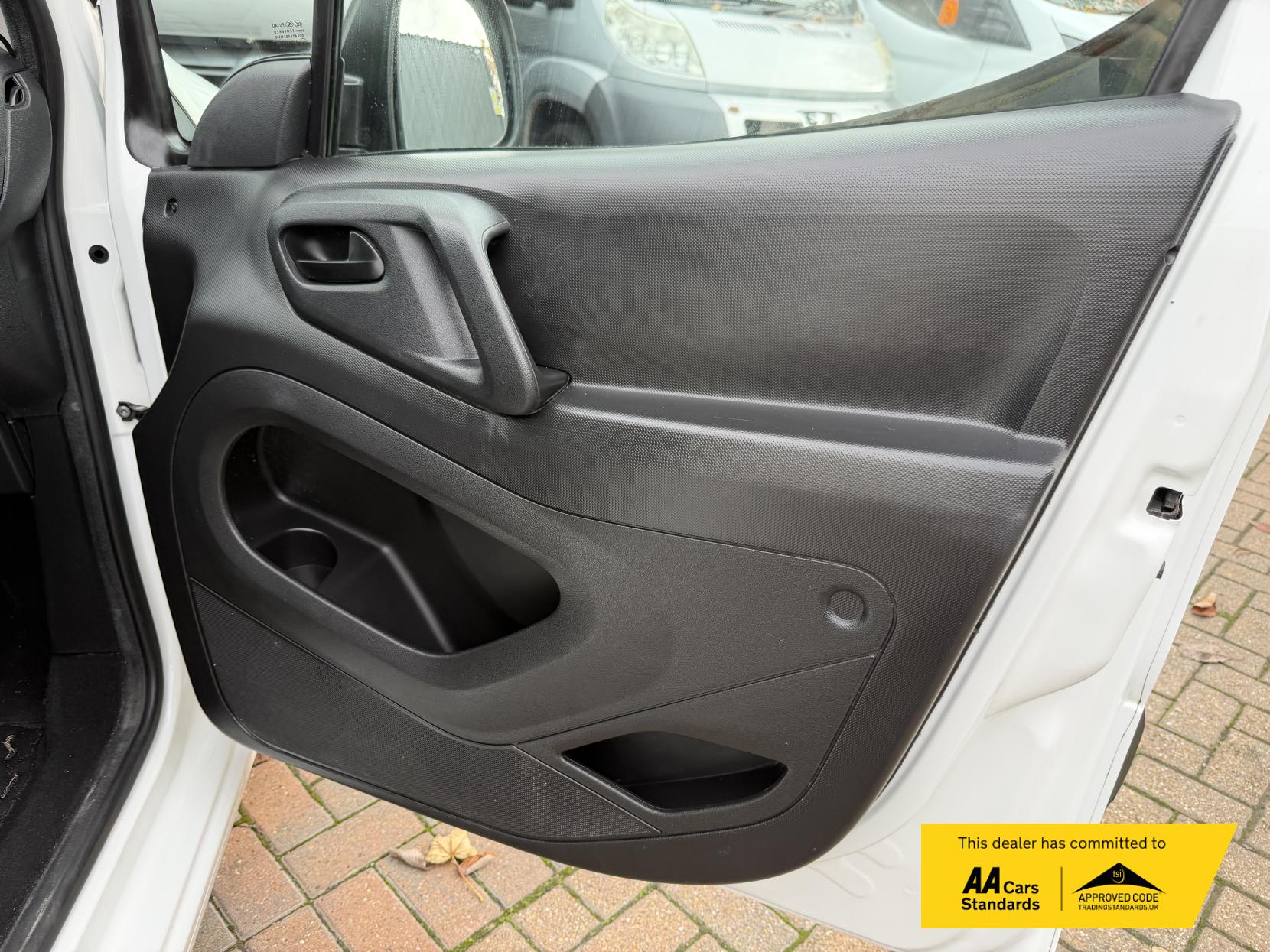 Citroen Berlingo 1.6 HDi 625 Enterprise Panel Van 5dr Diesel Manual L1 (131 g/km, 75 bhp)