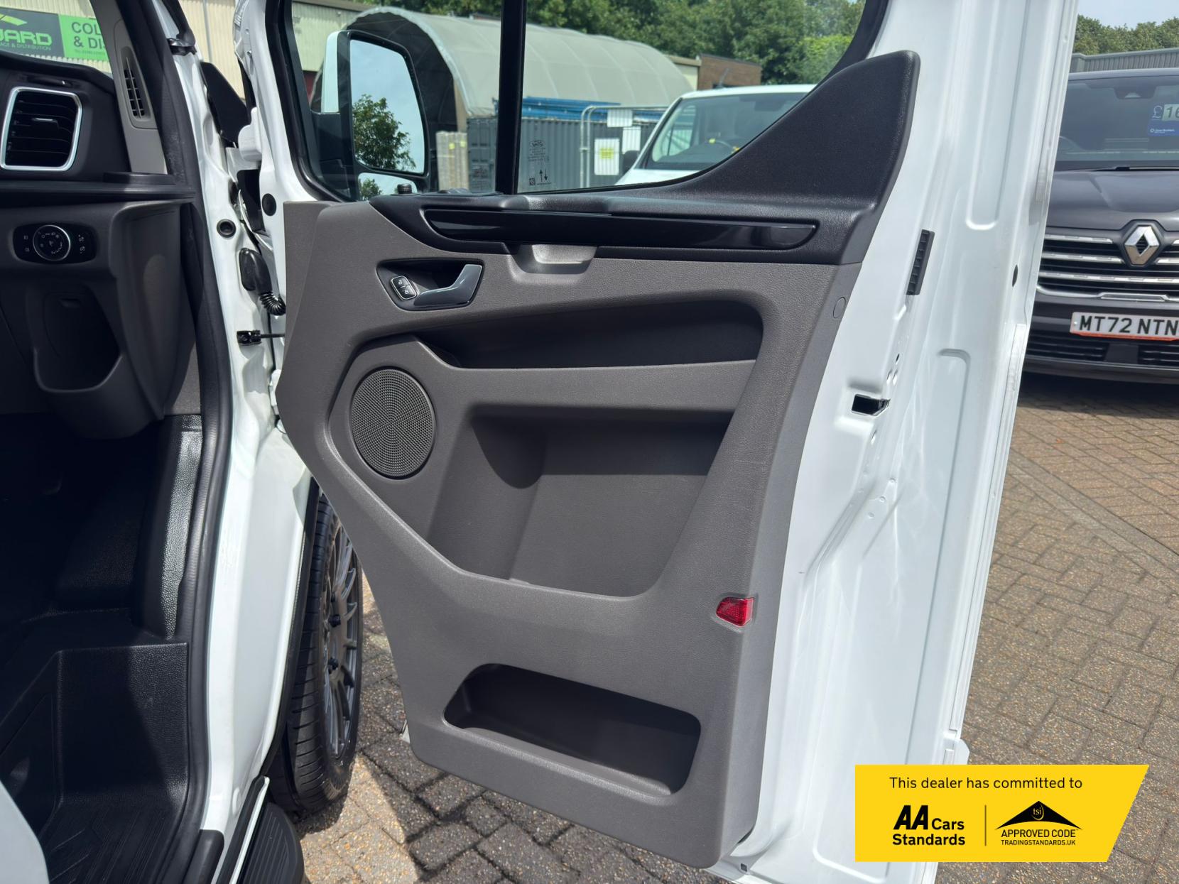 2023 Ford Transit Custom 2.0 280 EcoBlue Limited Panel Van 5dr Diesel Manual L1 H1 Euro 6 (s/s) (130 ps) - Thumbnail 24