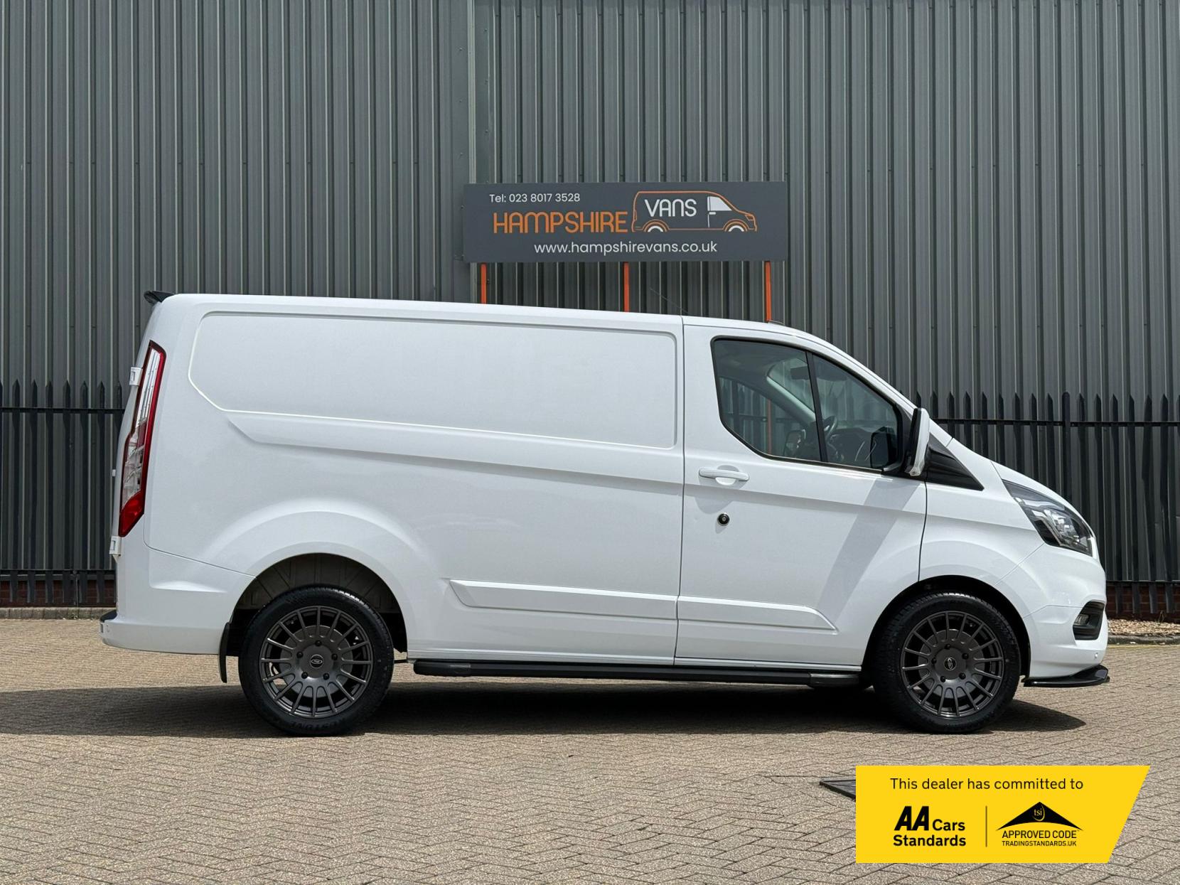 2023 Ford Transit Custom 2.0 280 EcoBlue Limited Panel Van 5dr Diesel Manual L1 H1 Euro 6 (s/s) (130 ps) - Thumbnail 5
