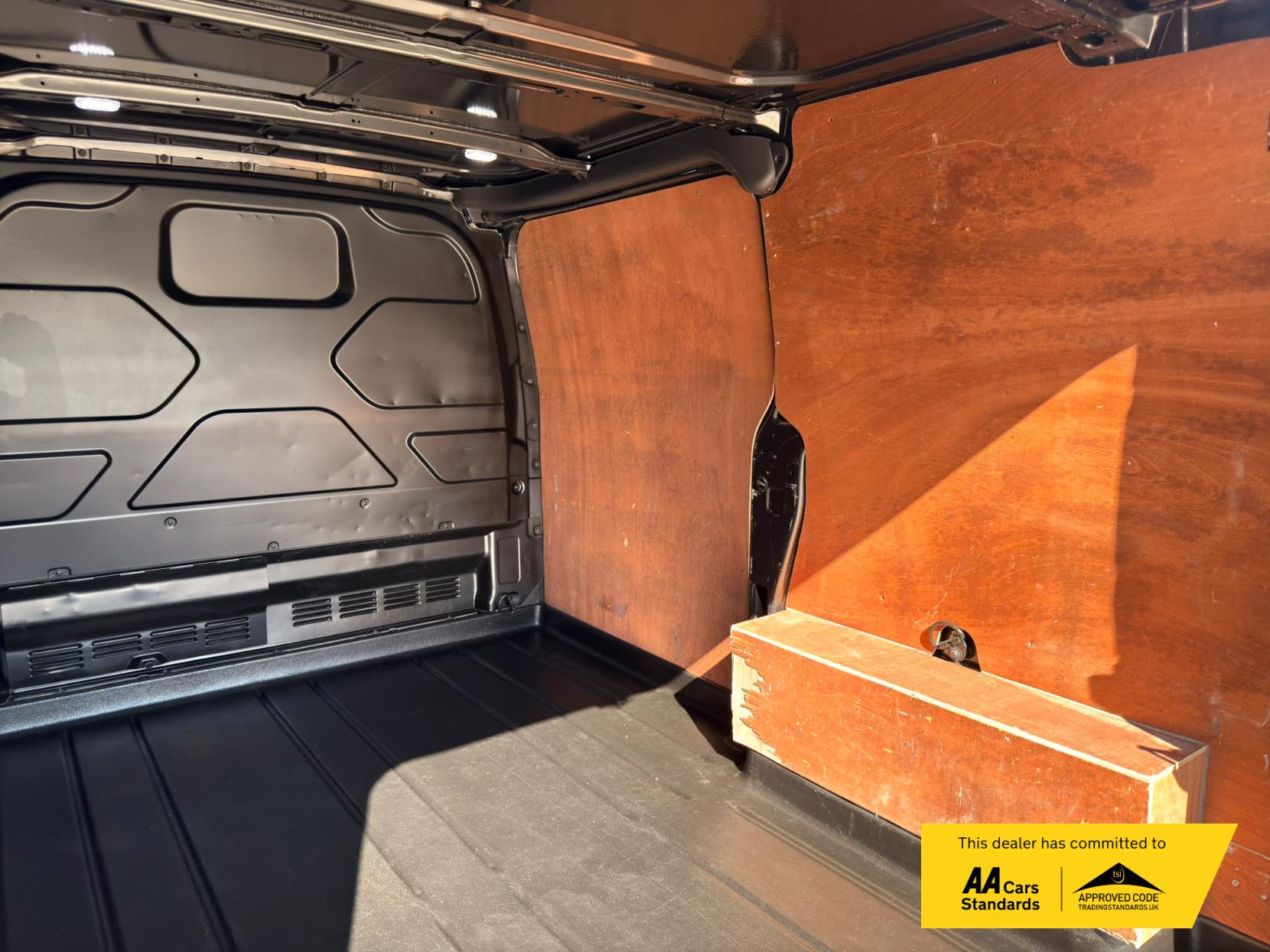 2019 Ford Transit Custom 2.0 280 EcoBlue Limited Panel Van 5dr Diesel Auto L1 H1 Euro 6 (s/s) (170 ps) - Thumbnail 14