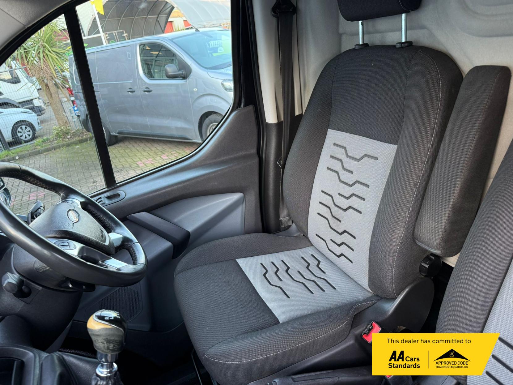 Ford Transit Custom 2.2 TDCi 290 Limited Panel Van 5dr Diesel Manual L2 H1 (186 g/km, 123 bhp)