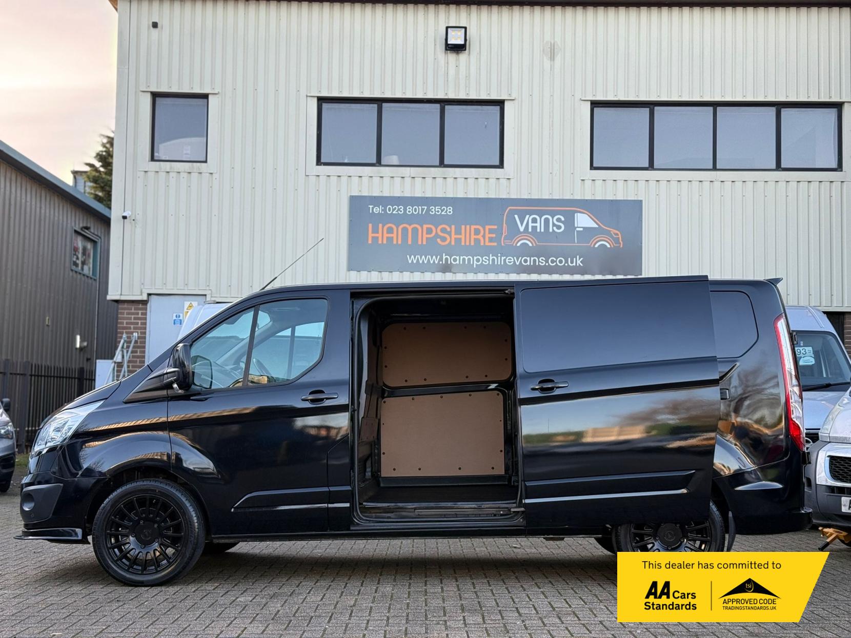 Ford Transit Custom 2.2 TDCi 290 Limited Panel Van 5dr Diesel Manual L2 H1 (186 g/km, 123 bhp)