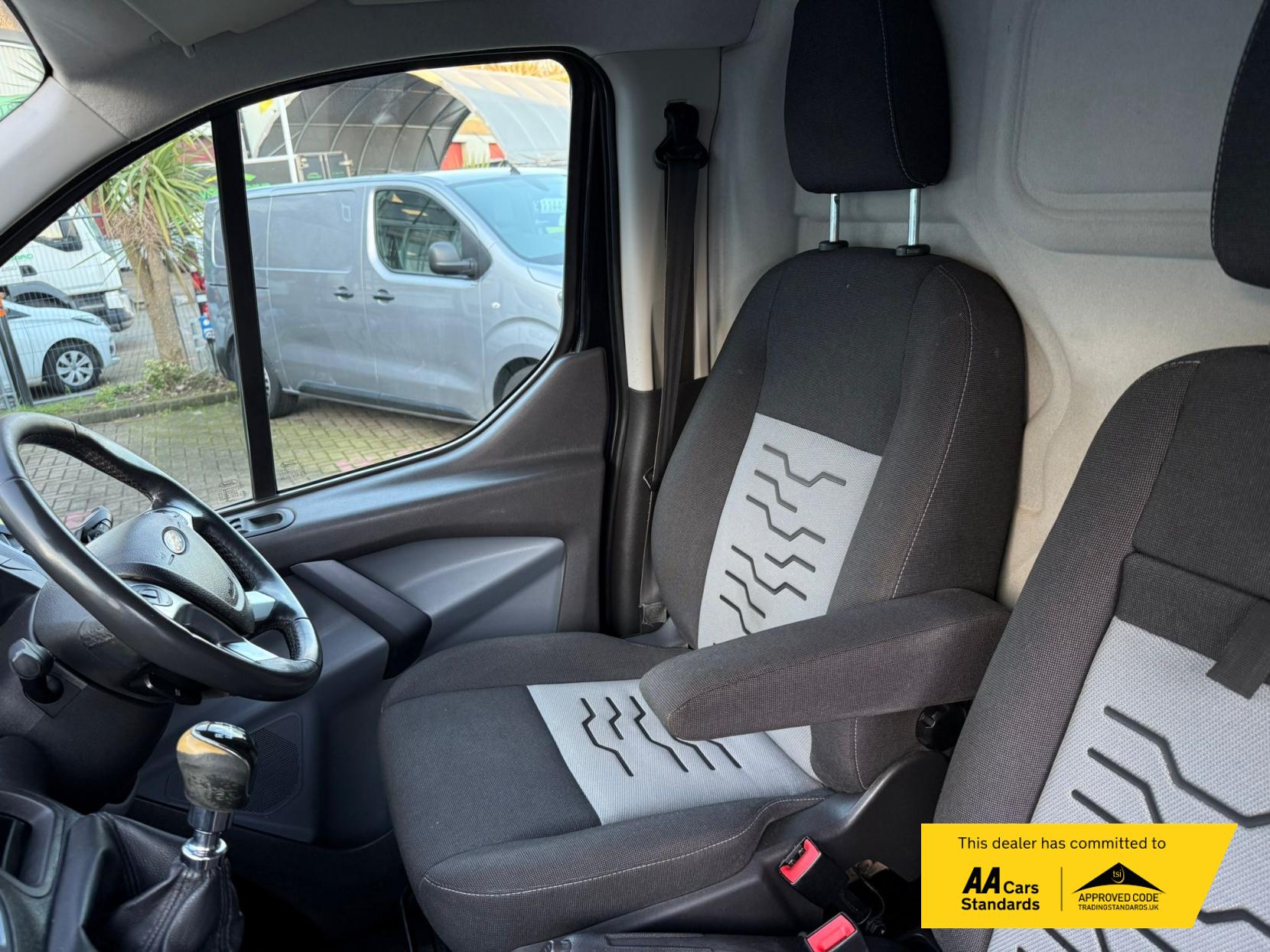 Ford Transit Custom 2.2 TDCi 290 Limited Panel Van 5dr Diesel Manual L2 H1 (186 g/km, 123 bhp)