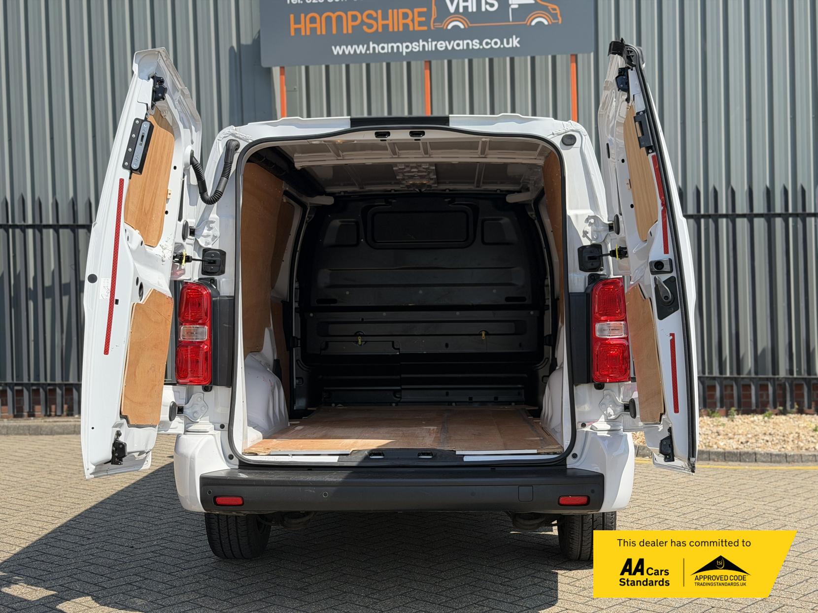 2023 Peugeot Expert 1.5 BlueHDi 1000 Asphalt Premium + Long Panel Van 6dr Diesel Manual LWB Euro 6 (s/s) (100 bhp) - Thumbnail 11