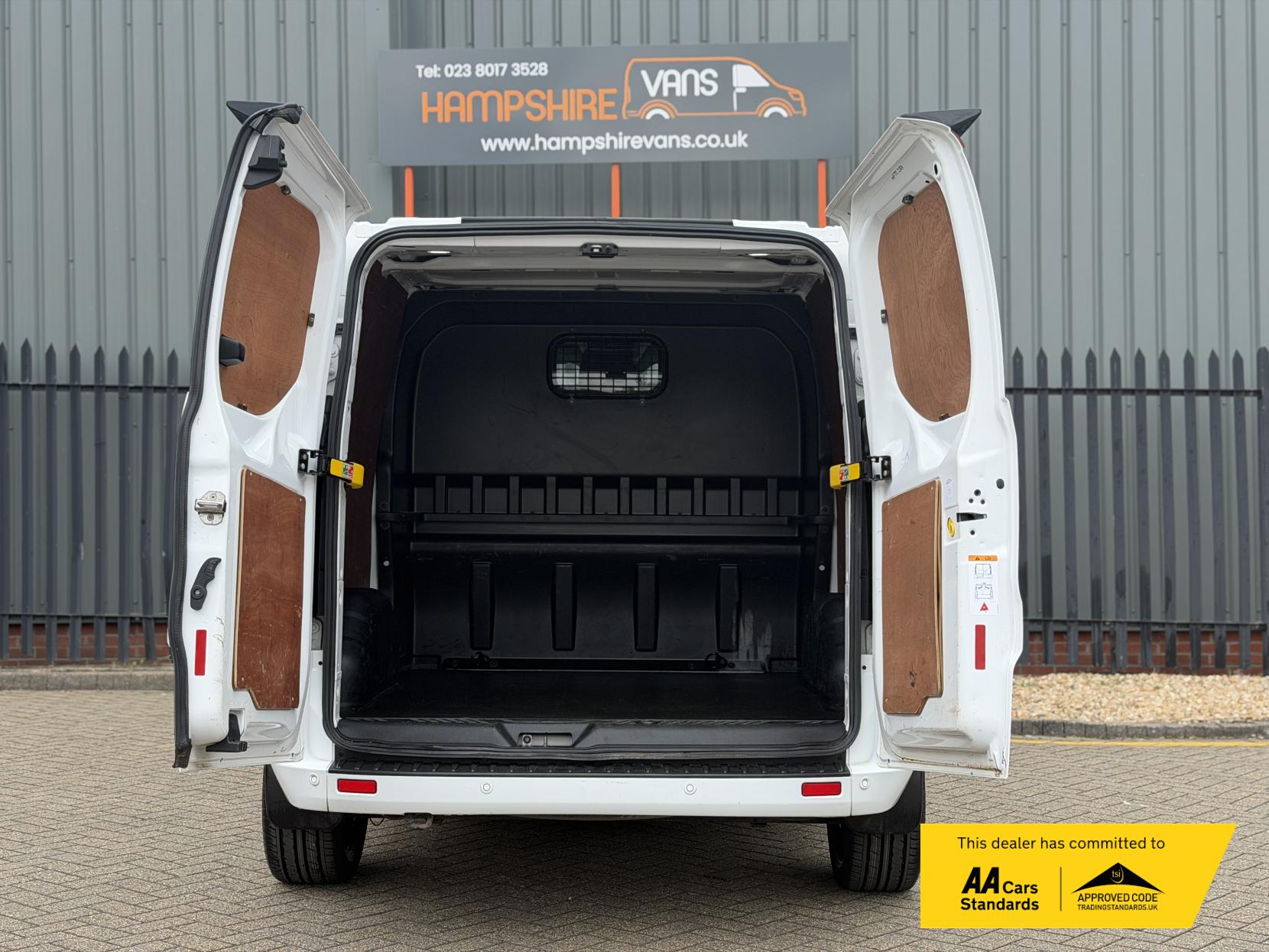 2022 Ford Transit Custom 2.0 300 EcoBlue Limited Crew Van Double Cab 5dr Diesel Manual L2 H1 Euro 6 (s/s) (130 ps) - Thumbnail 15