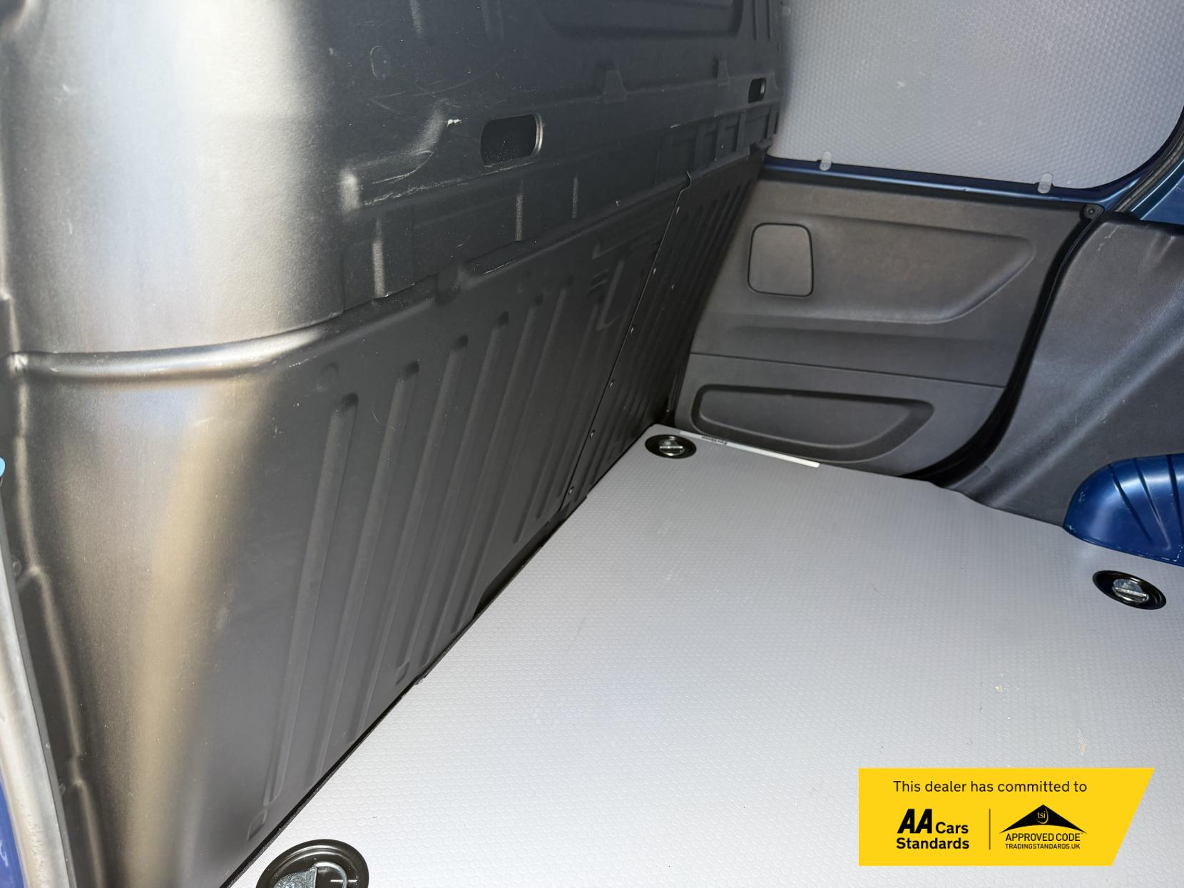 2020 Vauxhall Combo 1.5 Turbo D 2000 Sportive Panel Van 4dr Diesel Manual L1 H1 Euro 6 (s/s) (100 ps) - Thumbnail 33