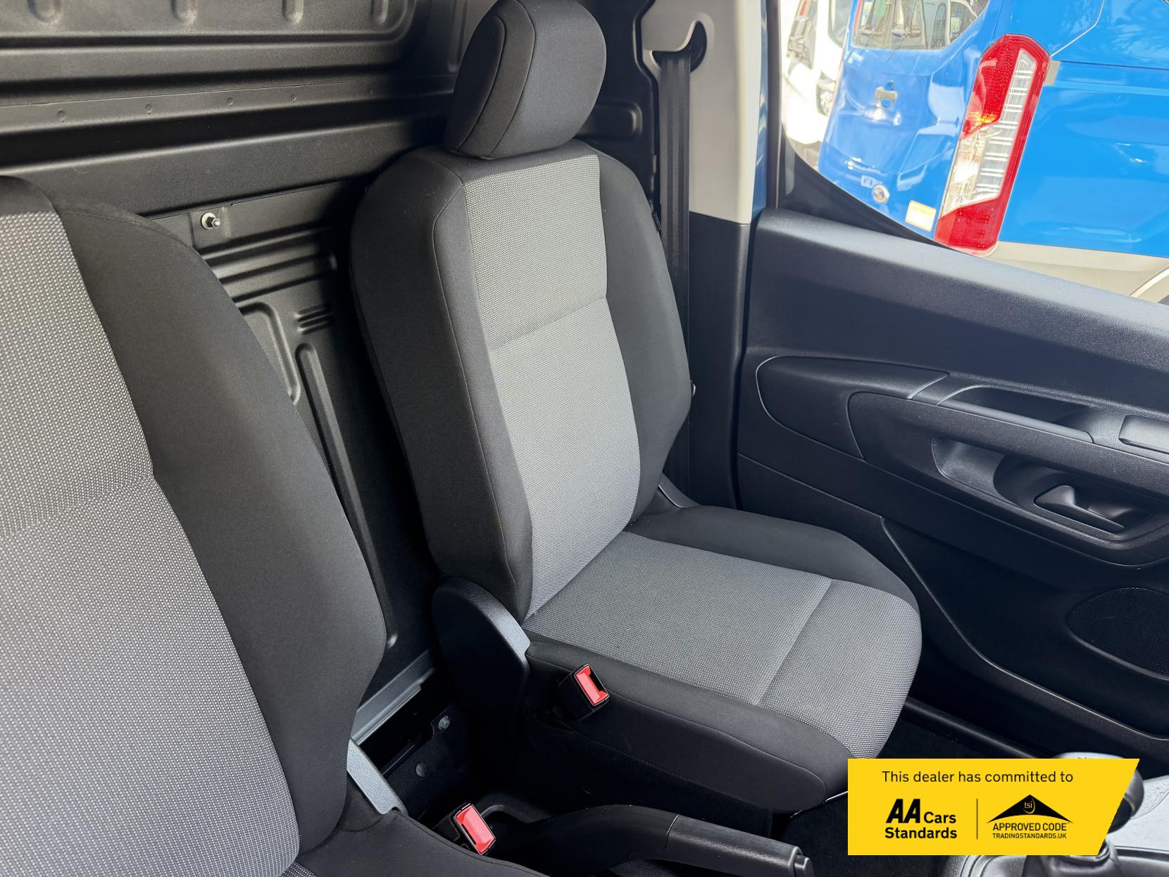 2020 Vauxhall Combo 1.5 Turbo D 2000 Sportive Panel Van 4dr Diesel Manual L1 H1 Euro 6 (s/s) (100 ps) - Thumbnail 43