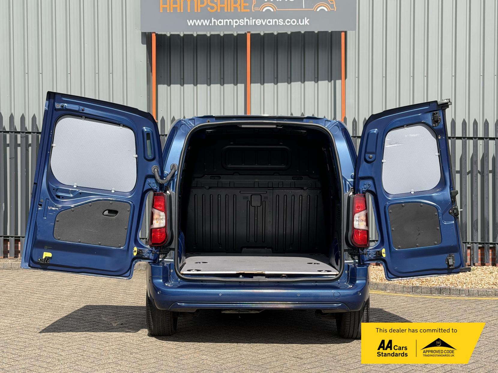 2020 Vauxhall Combo 1.5 Turbo D 2000 Sportive Panel Van 4dr Diesel Manual L1 H1 Euro 6 (s/s) (100 ps) - Thumbnail 25