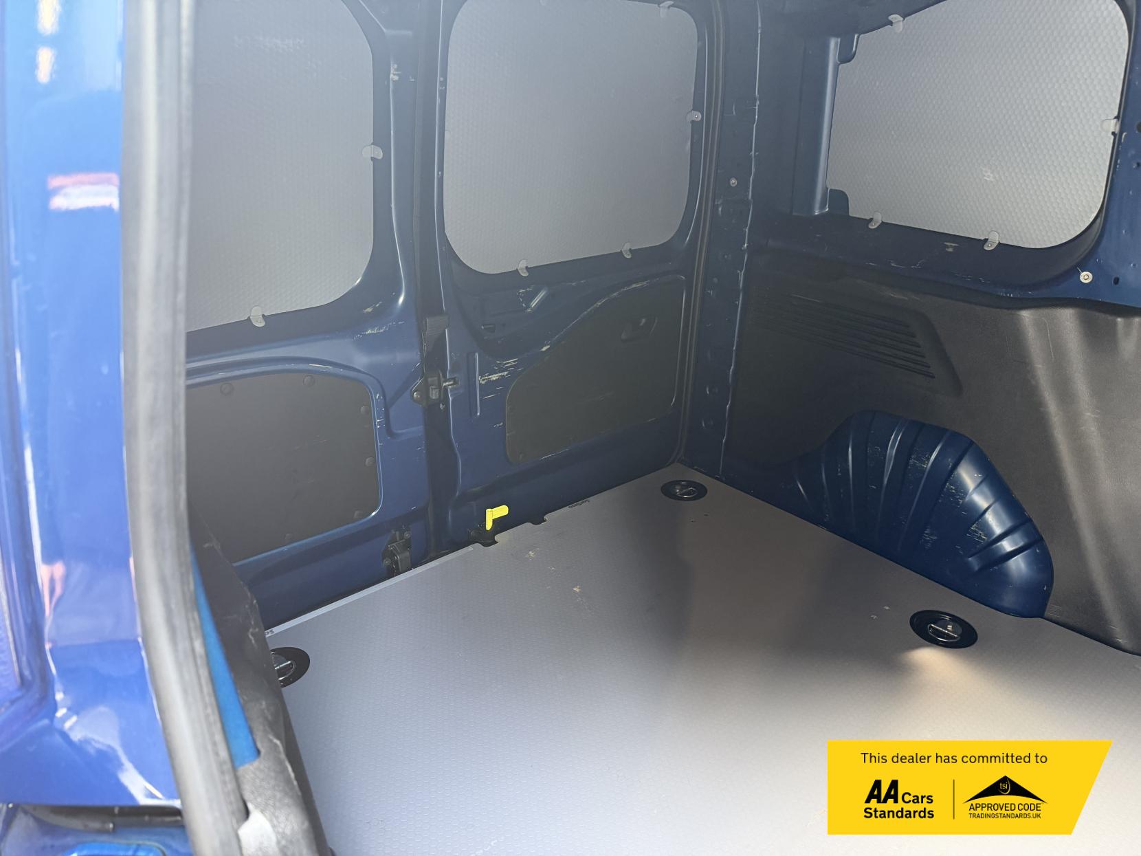 2020 Vauxhall Combo 1.5 Turbo D 2000 Sportive Panel Van 4dr Diesel Manual L1 H1 Euro 6 (s/s) (100 ps) - Thumbnail 35