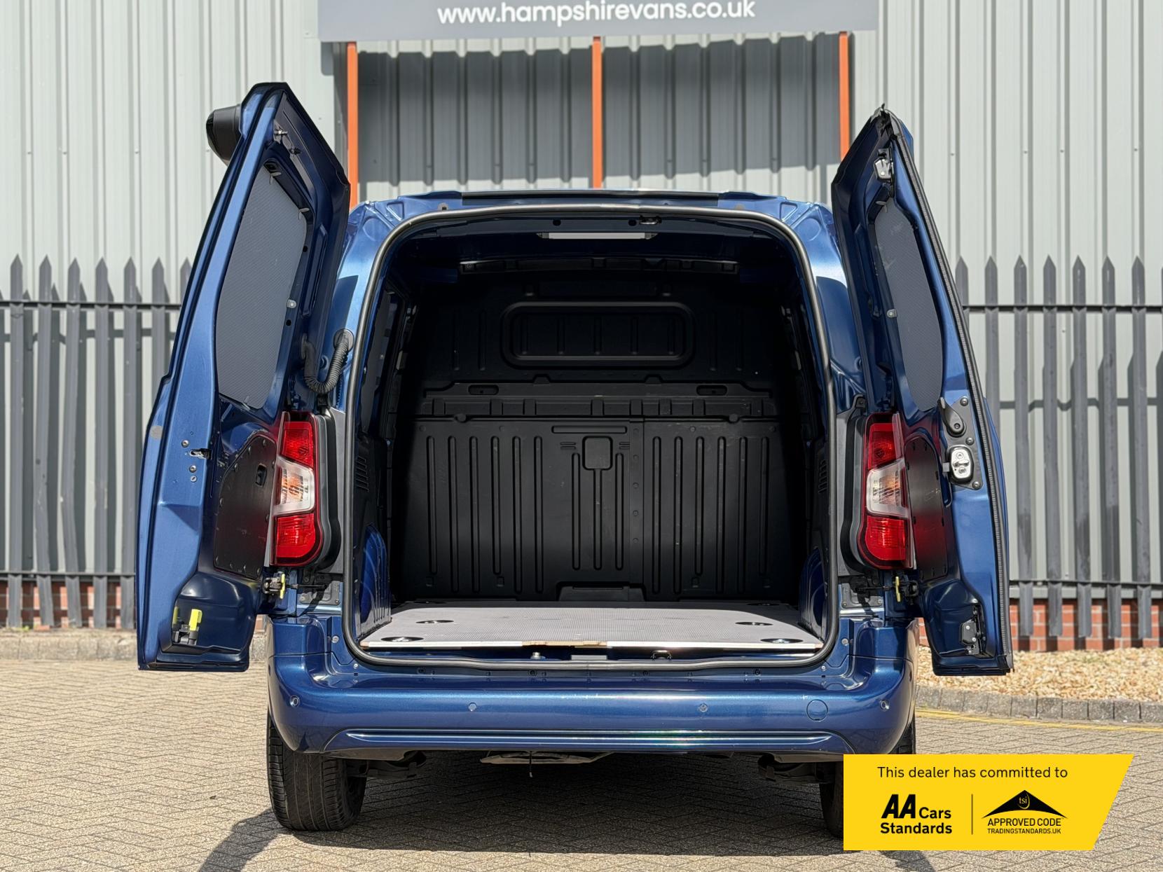 2020 Vauxhall Combo 1.5 Turbo D 2000 Sportive Panel Van 4dr Diesel Manual L1 H1 Euro 6 (s/s) (100 ps) - Thumbnail 23
