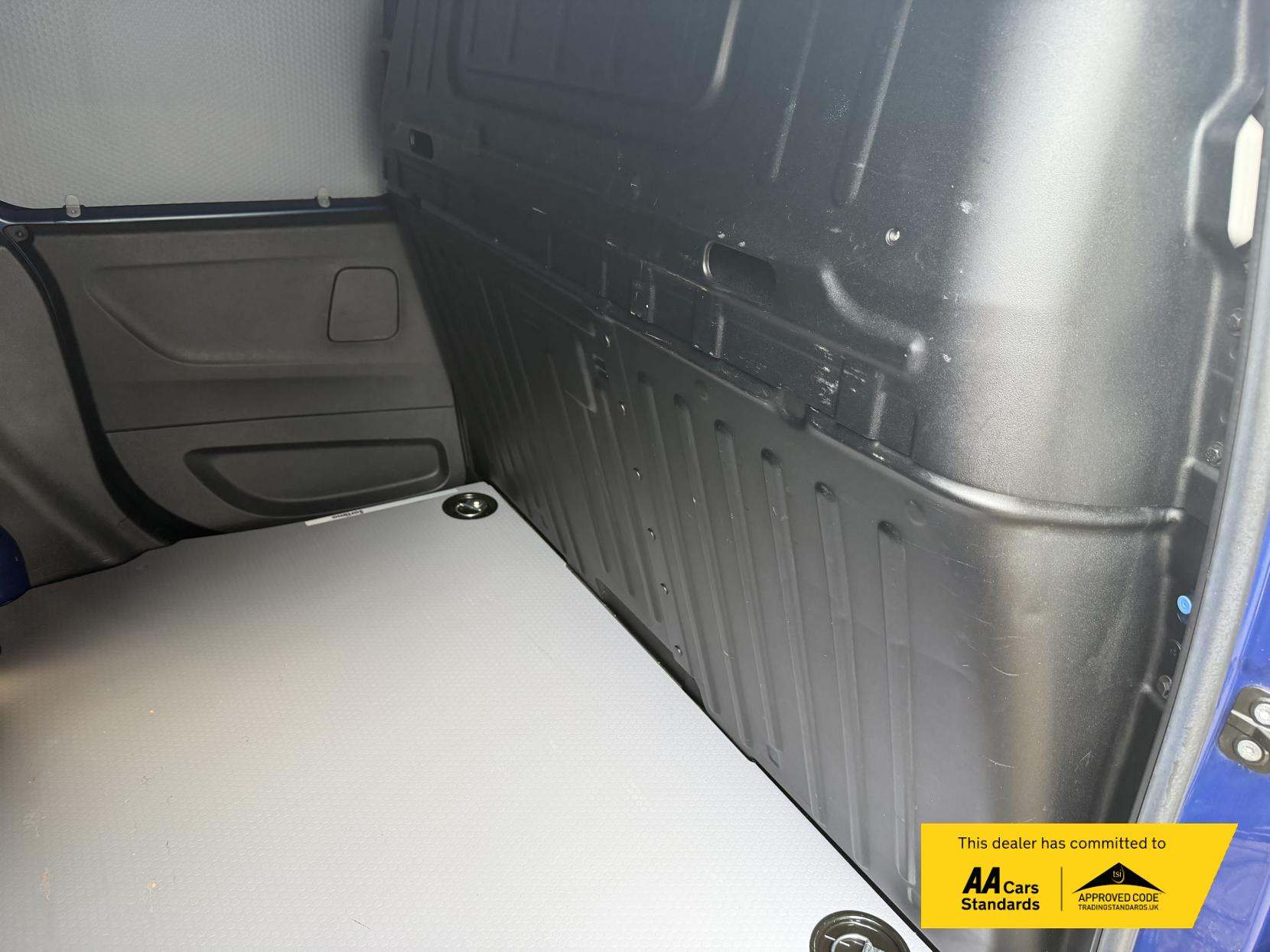 2020 Vauxhall Combo 1.5 Turbo D 2000 Sportive Panel Van 4dr Diesel Manual L1 H1 Euro 6 (s/s) (100 ps) - Thumbnail 37