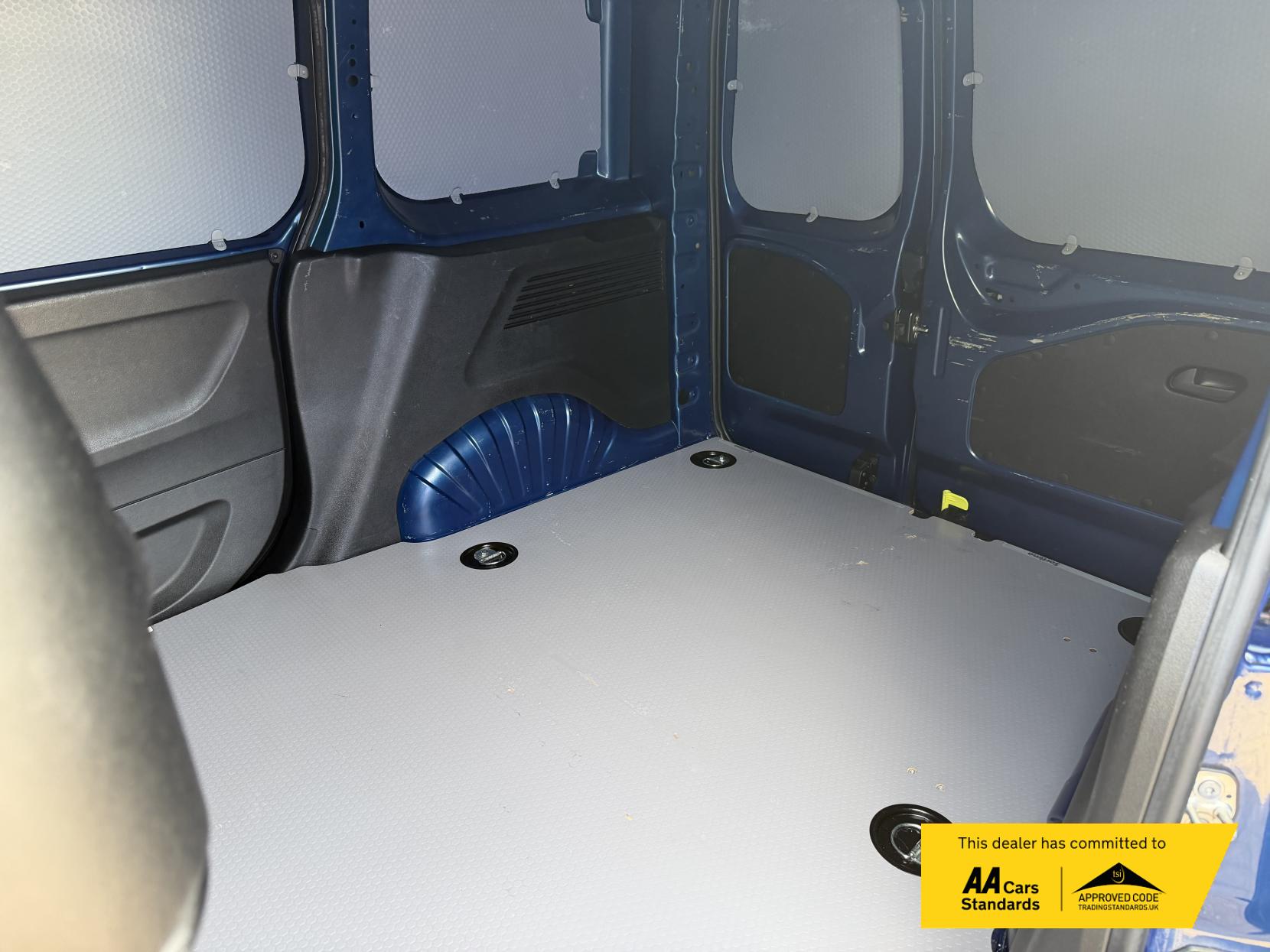 2020 Vauxhall Combo 1.5 Turbo D 2000 Sportive Panel Van 4dr Diesel Manual L1 H1 Euro 6 (s/s) (100 ps) - Thumbnail 39