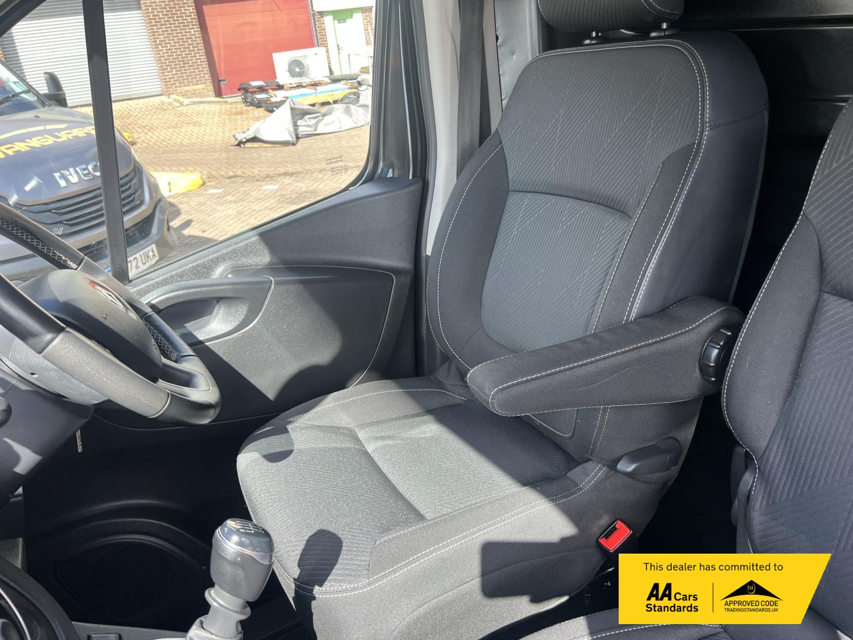 Renault Trafic 2.0 dCi ENERGY 28 Sport Panel Van 5dr Diesel Manual SWB Standard Roof Euro 6 (s/s) (120 ps)