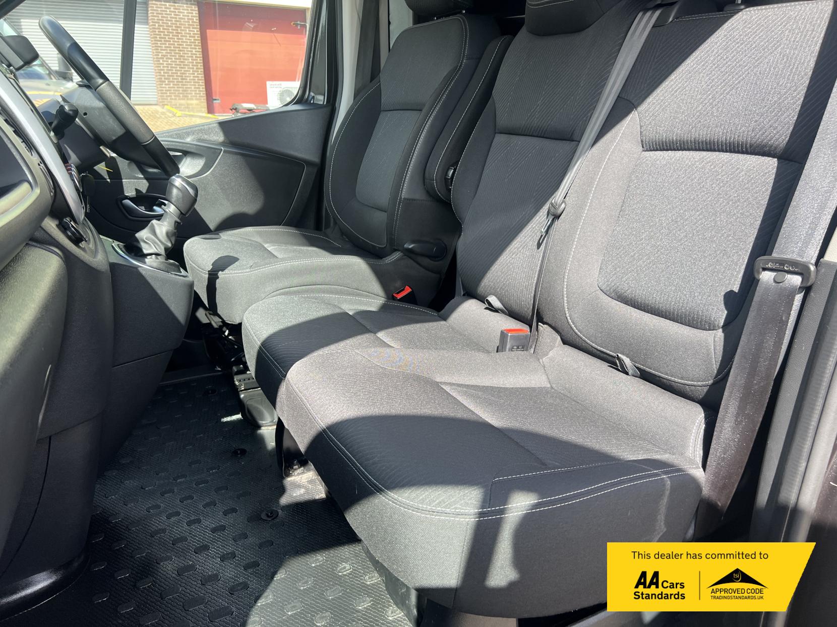 Renault Trafic 2.0 dCi ENERGY 28 Sport Panel Van 5dr Diesel Manual SWB Standard Roof Euro 6 (s/s) (120 ps)