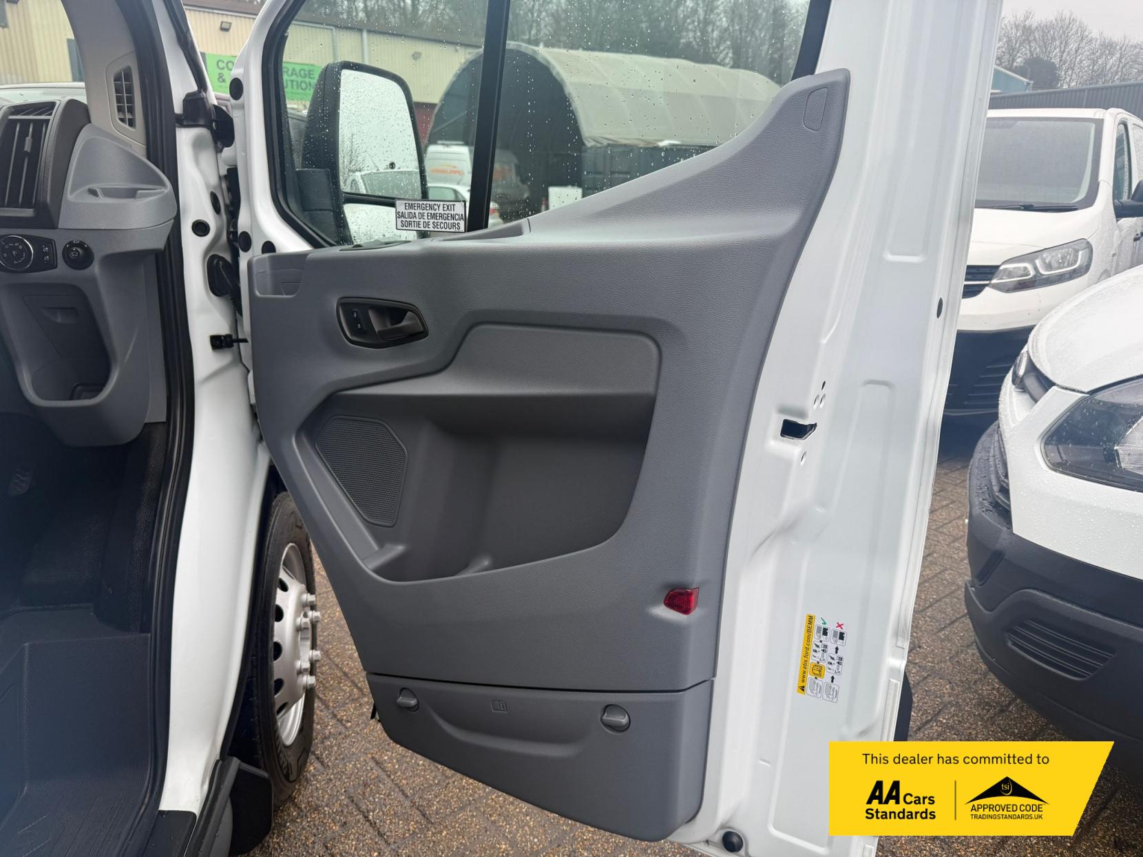 Ford Transit 2.2 TDCi 460 HDT Trend Minibus 5dr Diesel Manual L4 H3 (18 seats) (196 g/km, 123 bhp)