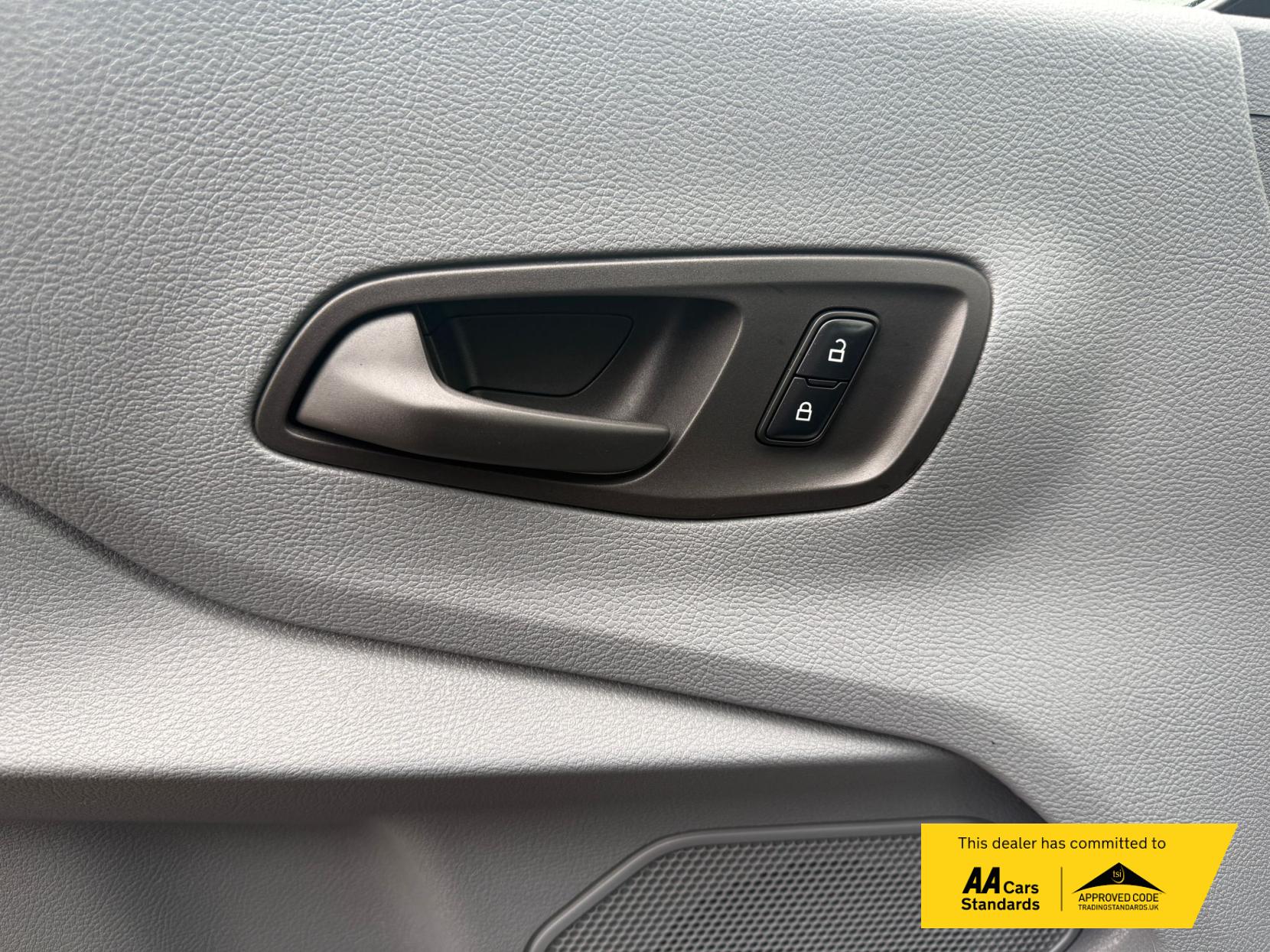 Ford Transit 2.2 TDCi 460 HDT Trend Minibus 5dr Diesel Manual L4 H3 (18 seats) (196 g/km, 123 bhp)