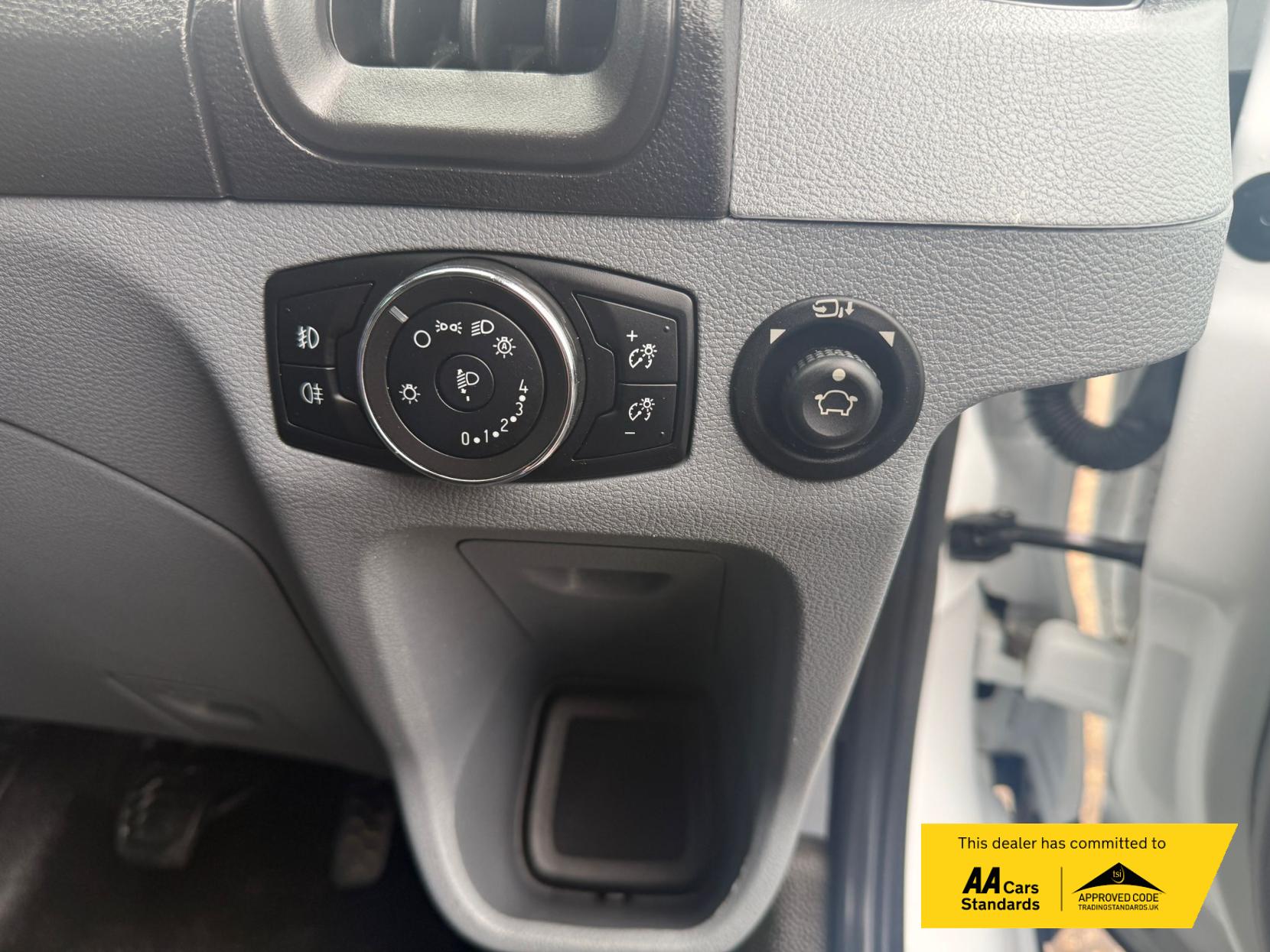 Ford Transit 2.2 TDCi 460 HDT Trend Minibus 5dr Diesel Manual L4 H3 (18 seats) (196 g/km, 123 bhp)