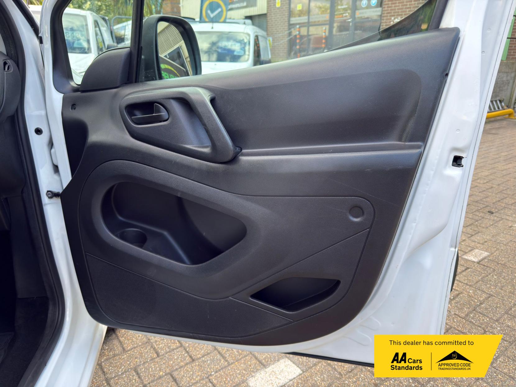 2015 Peugeot Partner 1.6 HDi 850 S Panel Van 4dr Diesel Manual L1 (138 g/km, 90 bhp) - Thumbnail 43