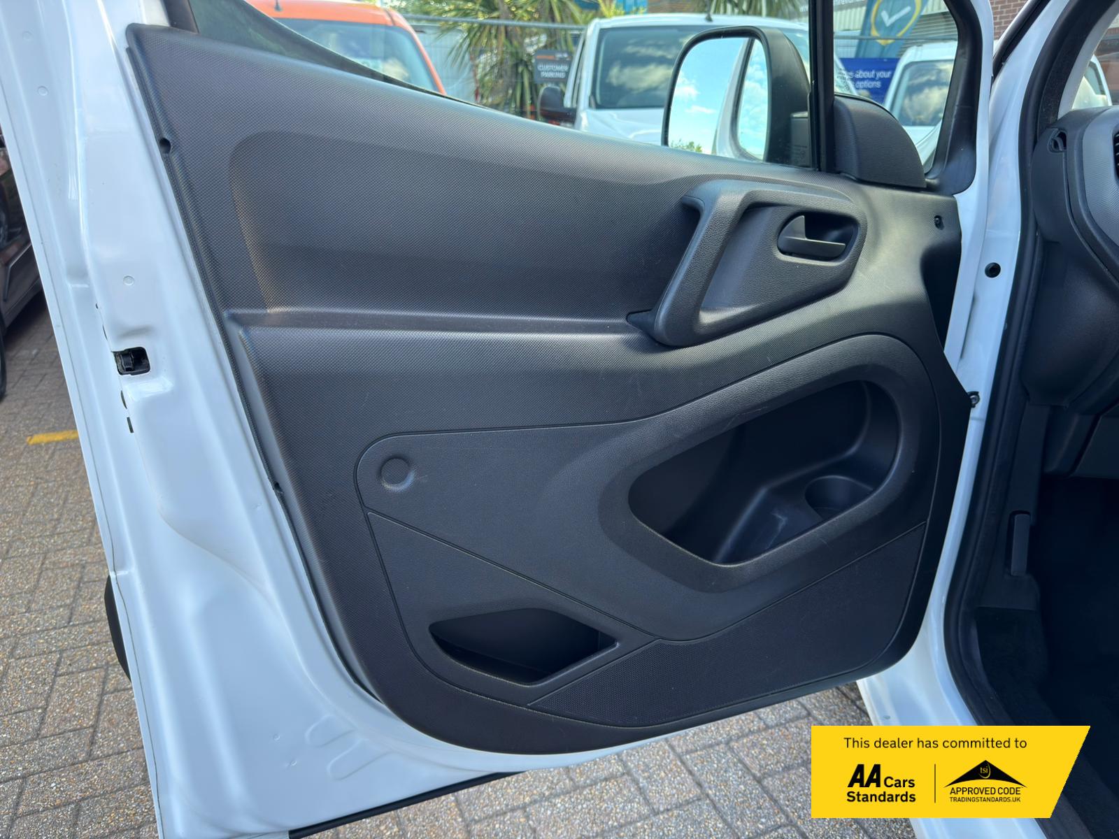 2015 Peugeot Partner 1.6 HDi 850 S Panel Van 4dr Diesel Manual L1 (138 g/km, 90 bhp) - Thumbnail 24