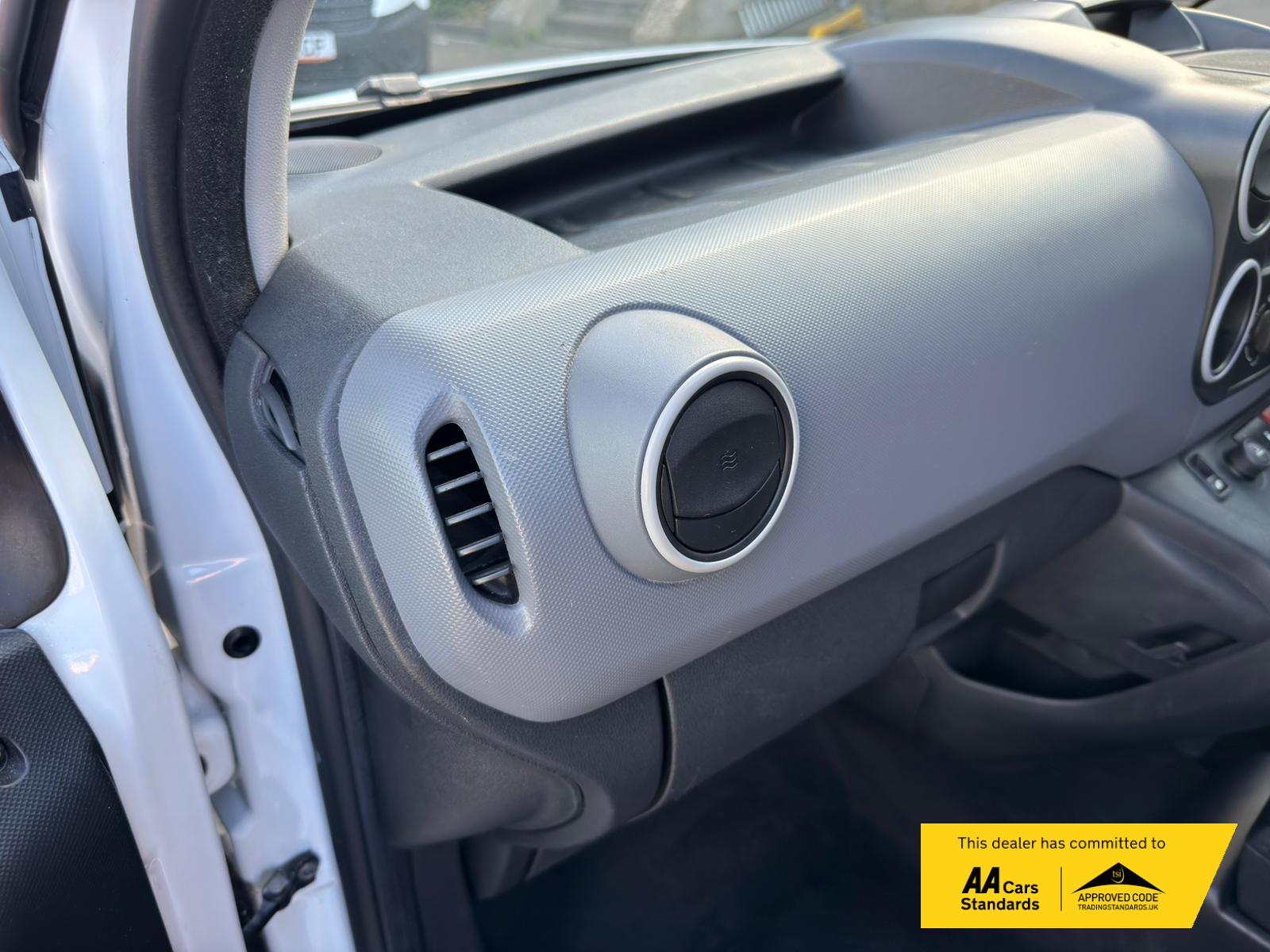 2015 Peugeot Partner 1.6 HDi 850 S Panel Van 4dr Diesel Manual L1 (138 g/km, 90 bhp) - Thumbnail 25