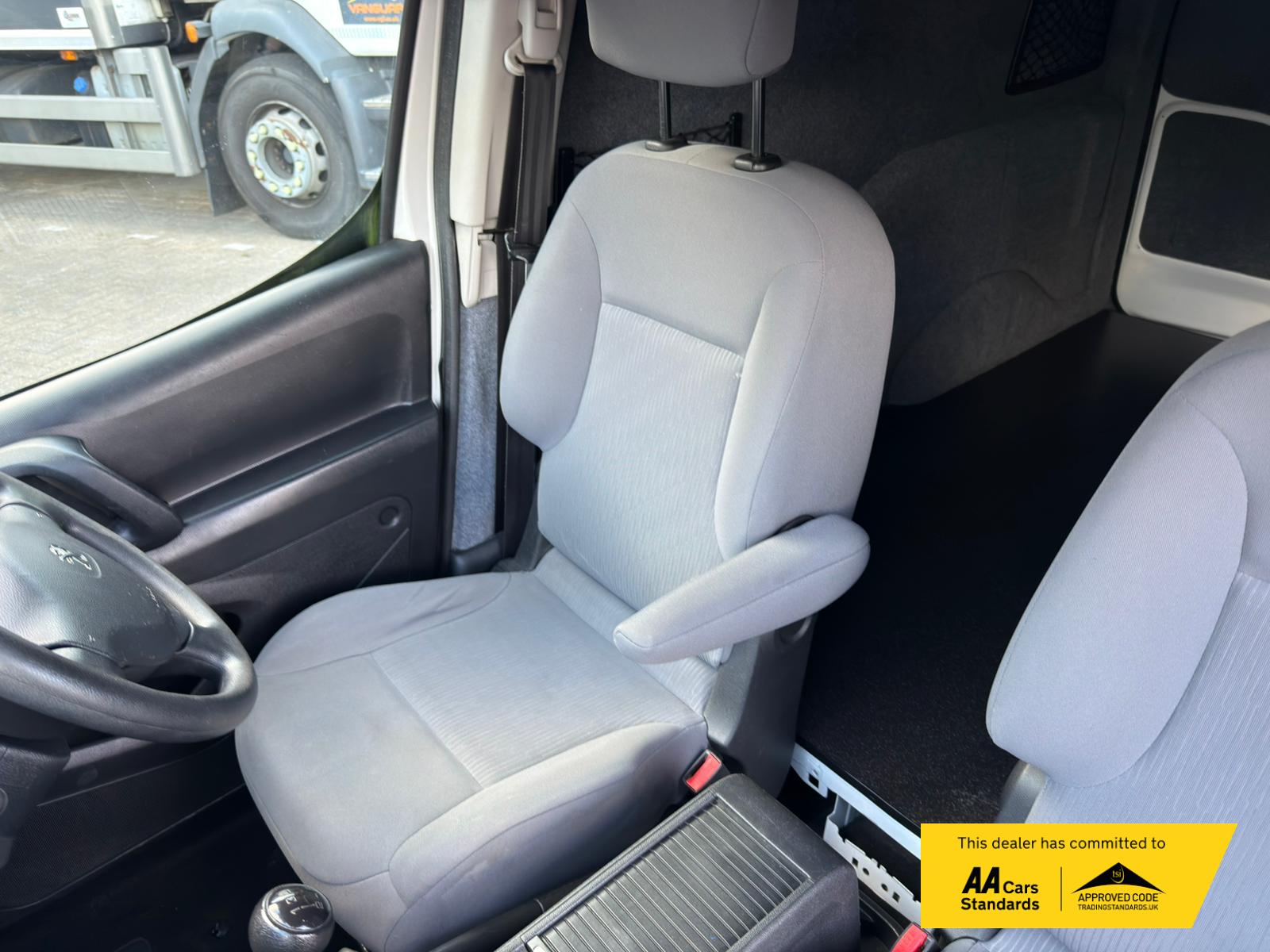 2015 Peugeot Partner 1.6 HDi 850 S Panel Van 4dr Diesel Manual L1 (138 g/km, 90 bhp) - Thumbnail 9