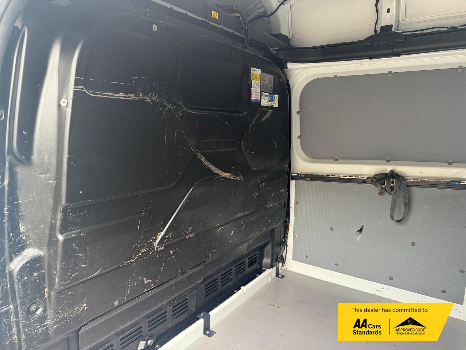 Ford Transit Custom 2.0 300 EcoBlue Leader Panel Van 5dr Diesel Manual L2 H2 Euro 6 (s/s) (130 ps)