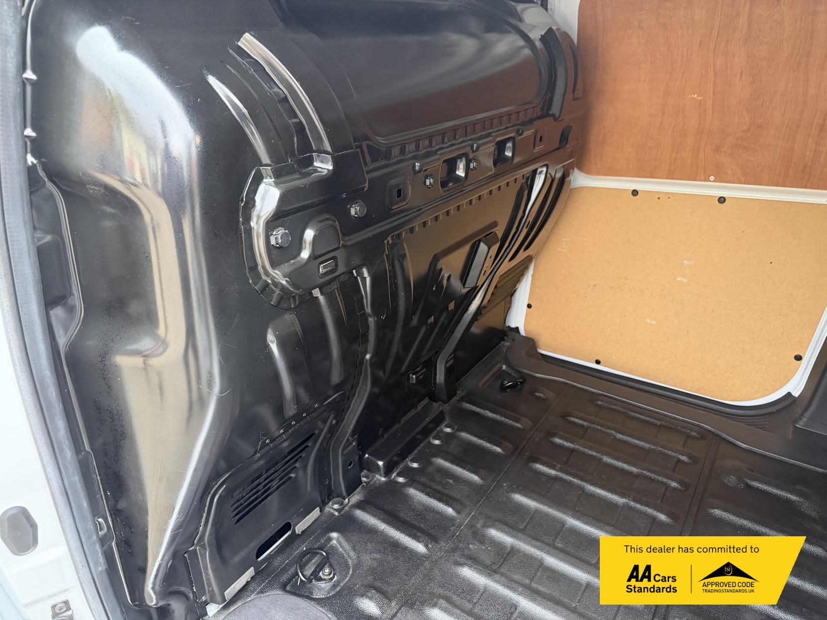 Ford Transit Connect 1.5 TDCi 240 Limited Panel Van 5dr Diesel Manual L2 H1 (119 g/km, 118 bhp)