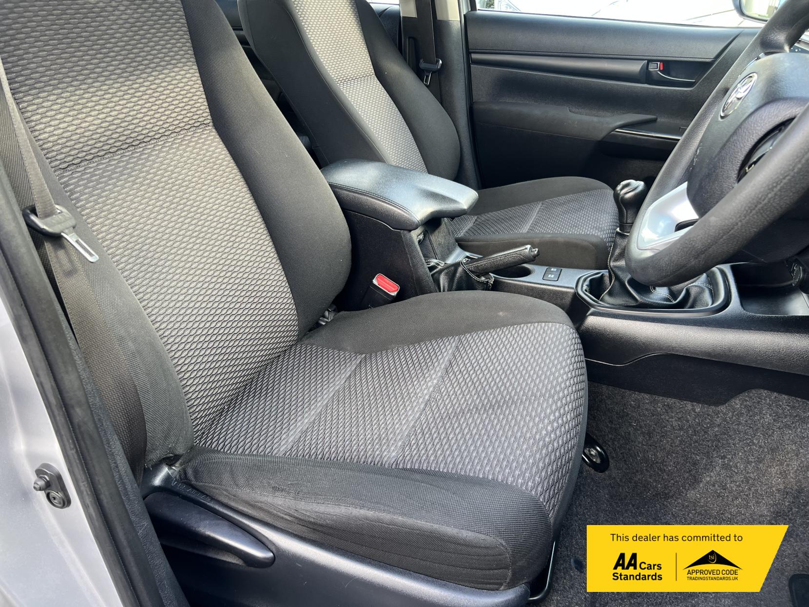 Toyota Hilux 2.4 D-4D Active Pickup Double Cab 4dr Diesel Manual 4WD Euro 6 (s/s) (150 ps)