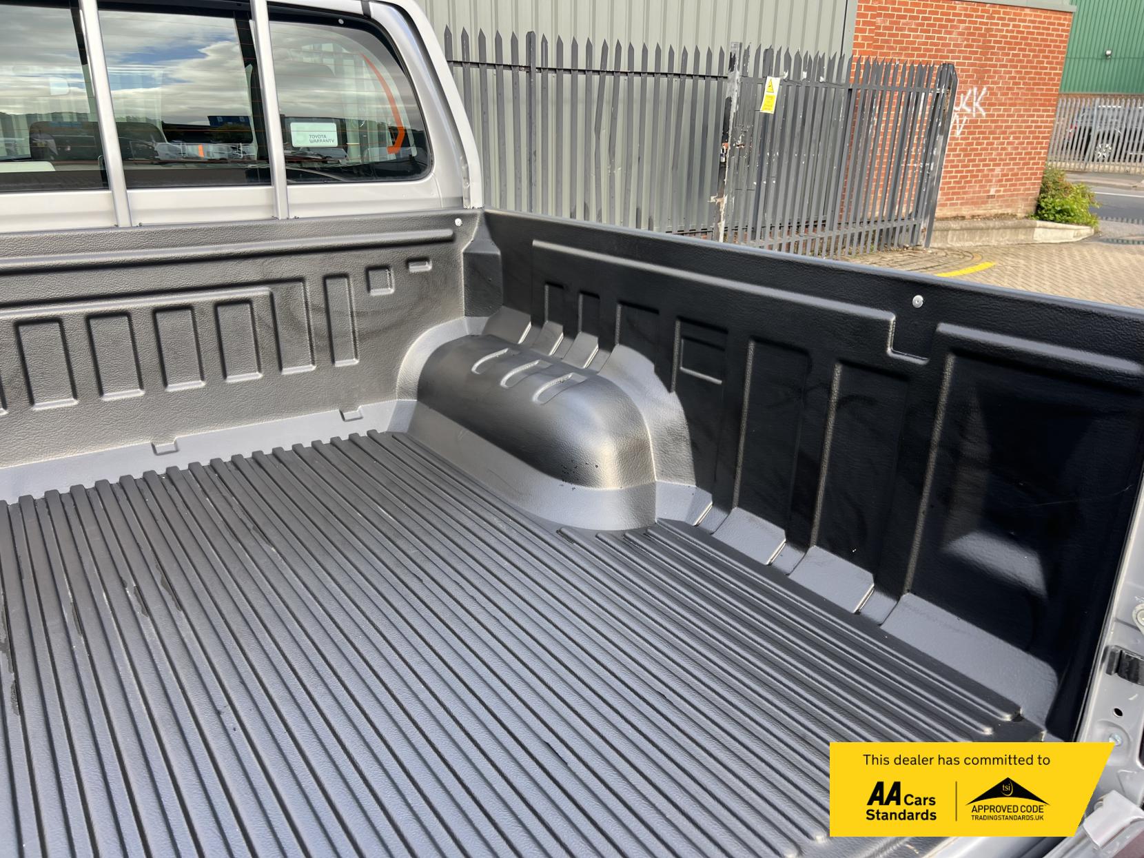 Toyota Hilux 2.4 D-4D Active Pickup Double Cab 4dr Diesel Manual 4WD Euro 6 (s/s) (150 ps)