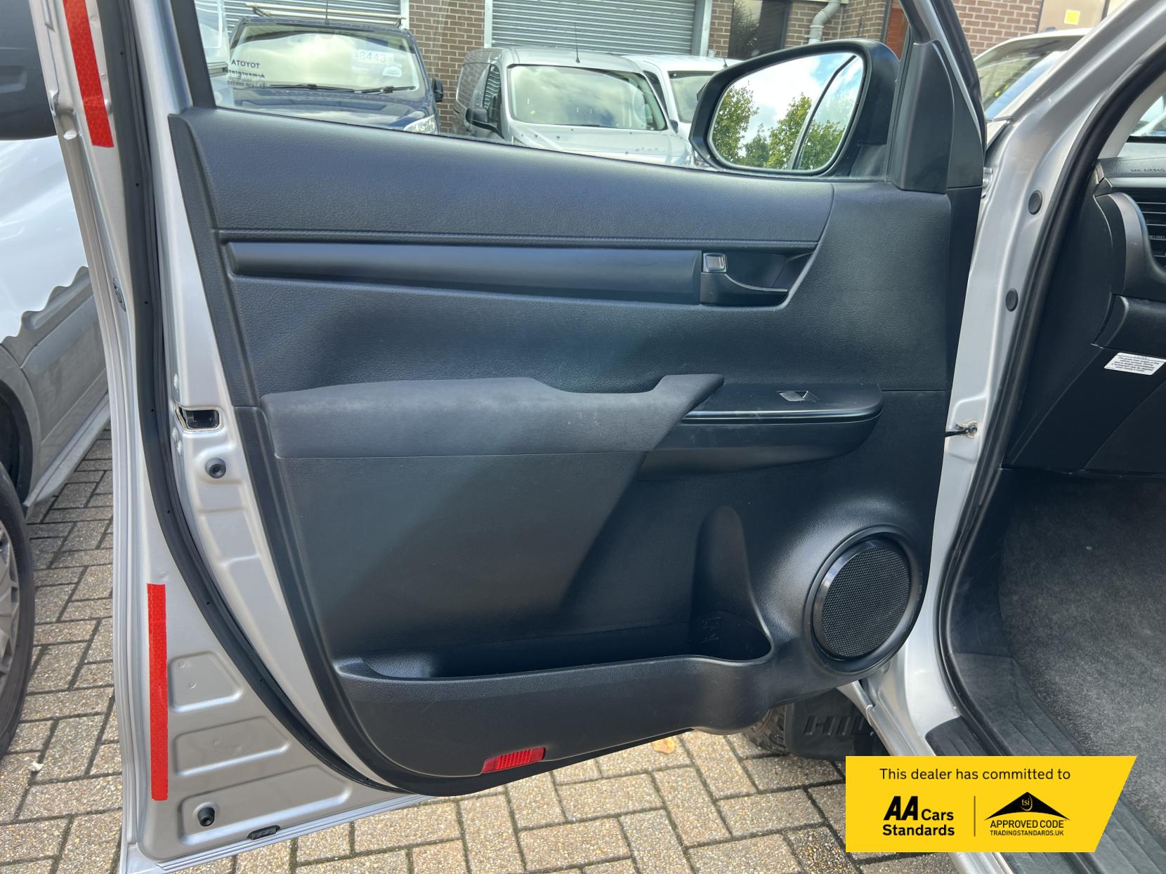 Toyota Hilux 2.4 D-4D Active Pickup Double Cab 4dr Diesel Manual 4WD Euro 6 (s/s) (150 ps)