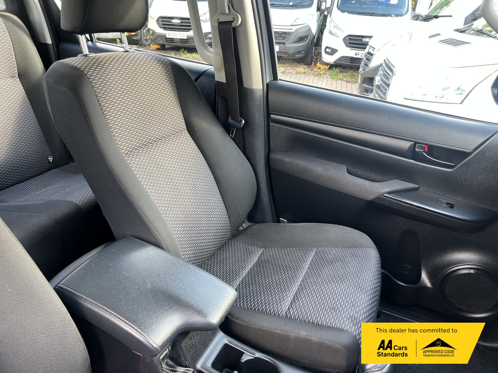 Toyota Hilux 2.4 D-4D Active Pickup Double Cab 4dr Diesel Manual 4WD Euro 6 (s/s) (150 ps)