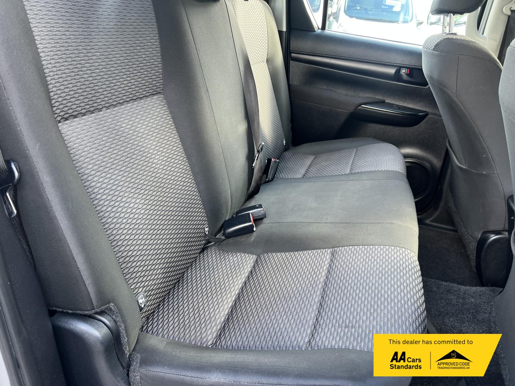 Toyota Hilux 2.4 D-4D Active Pickup Double Cab 4dr Diesel Manual 4WD Euro 6 (s/s) (150 ps)