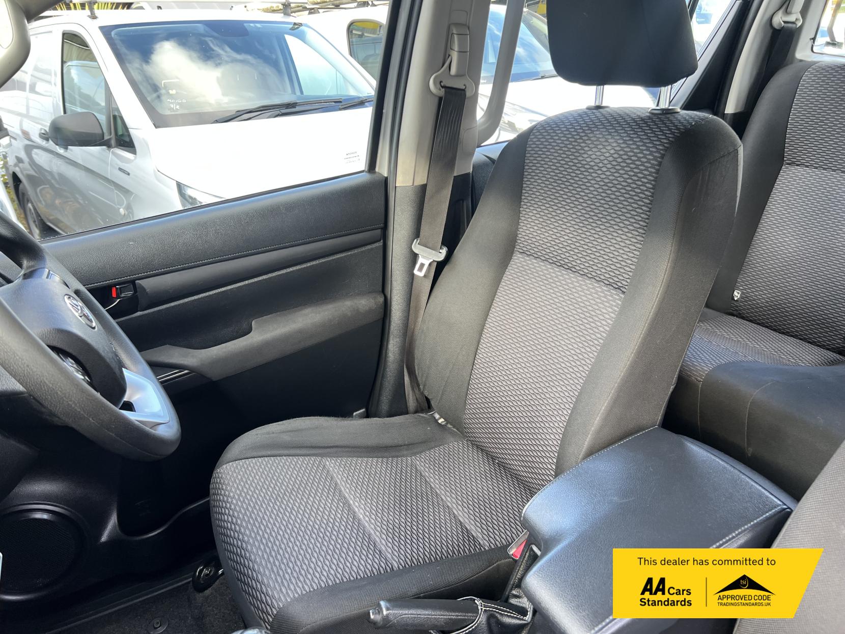 Toyota Hilux 2.4 D-4D Active Pickup Double Cab 4dr Diesel Manual 4WD Euro 6 (s/s) (150 ps)