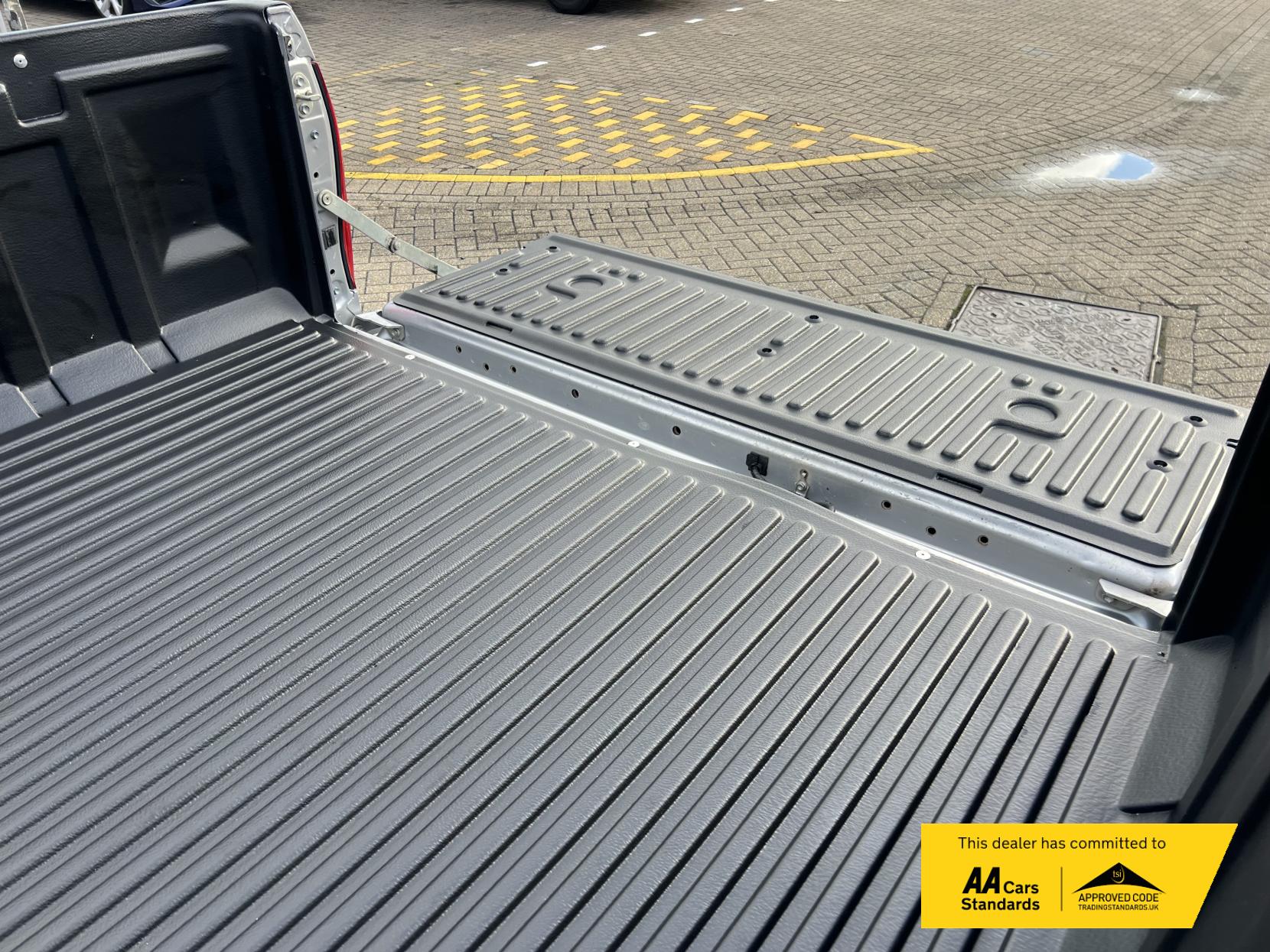 Toyota Hilux 2.4 D-4D Active Pickup Double Cab 4dr Diesel Manual 4WD Euro 6 (s/s) (150 ps)