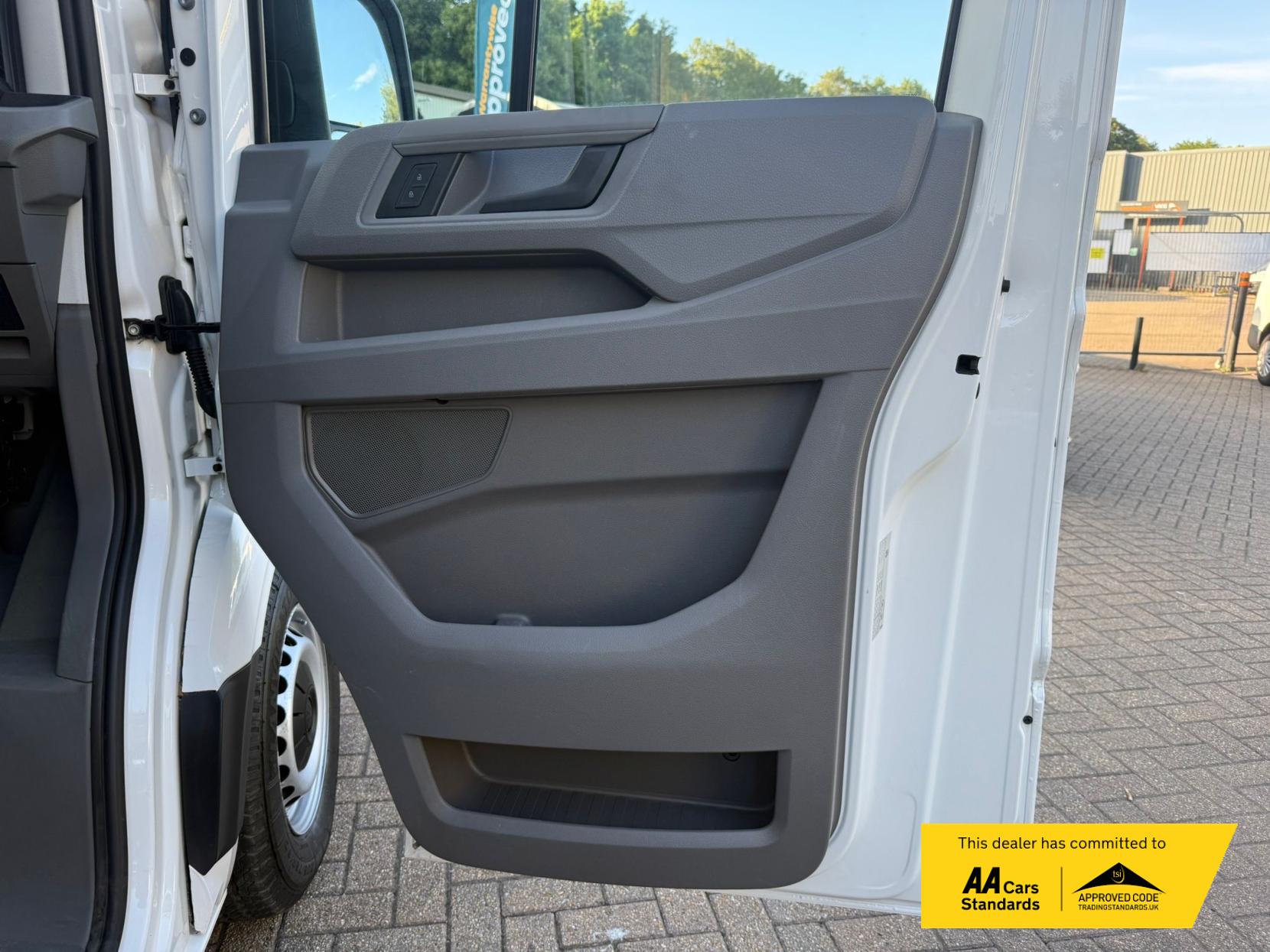 Volkswagen Crafter 2.0 TDI CR35 Startline Luton 2dr Diesel Manual LWB Euro 6 (s/s) (ETG, Tail Lift) (140 ps)