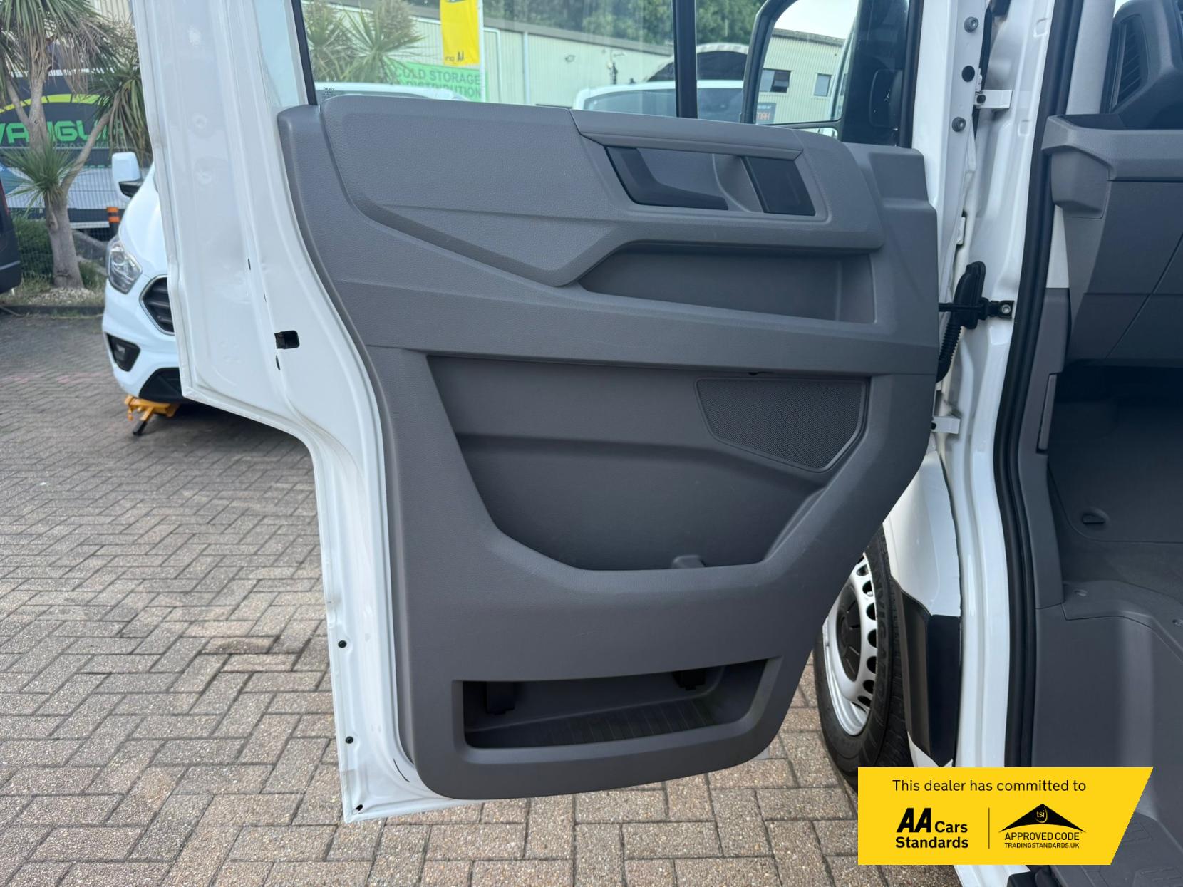 Volkswagen Crafter 2.0 TDI CR35 Startline Luton 2dr Diesel Manual LWB Euro 6 (s/s) (ETG, Tail Lift) (140 ps)