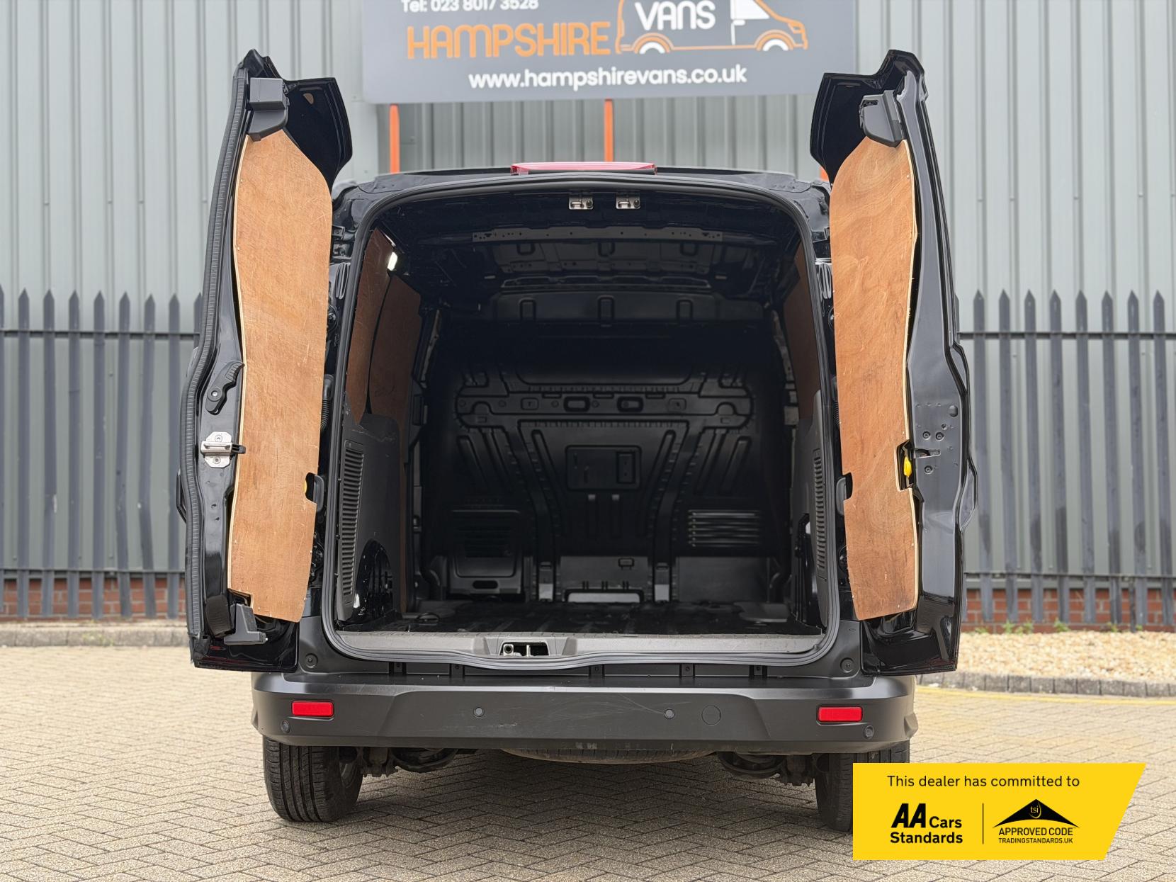 2022 Ford Transit Connect 1.5 250 EcoBlue Limited Panel Van 5dr Diesel Manual L2 Euro 6 (s/s) (120 ps) - Thumbnail 17