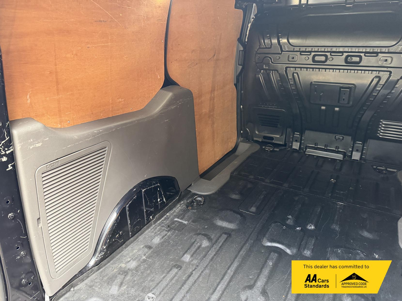 2022 Ford Transit Connect 1.5 250 EcoBlue Limited Panel Van 5dr Diesel Manual L2 Euro 6 (s/s) (120 ps) - Thumbnail 19