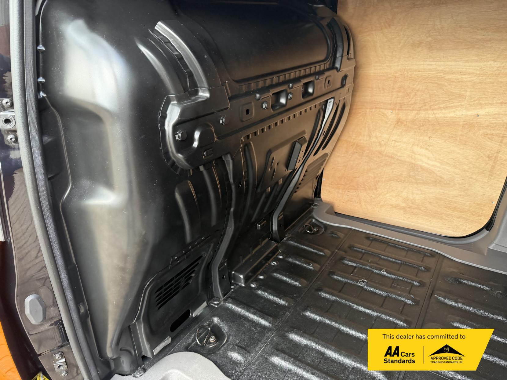 2022 Ford Transit Connect 1.5 250 EcoBlue Limited Panel Van 5dr Diesel Manual L2 Euro 6 (s/s) (120 ps) - Thumbnail 23