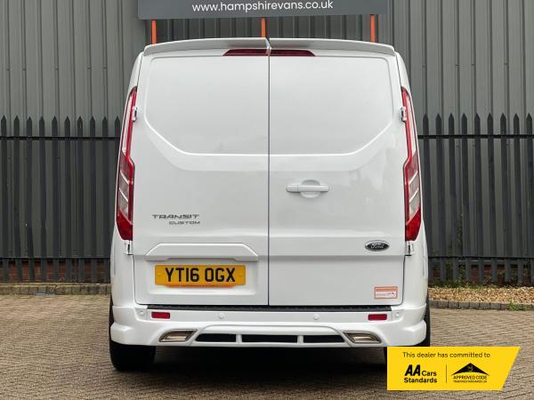 Ford Transit Custom 2.2 TDCi 290 Limited Panel Van 5dr Diesel Manual L2 H1 (186 g/km, 123 bhp)