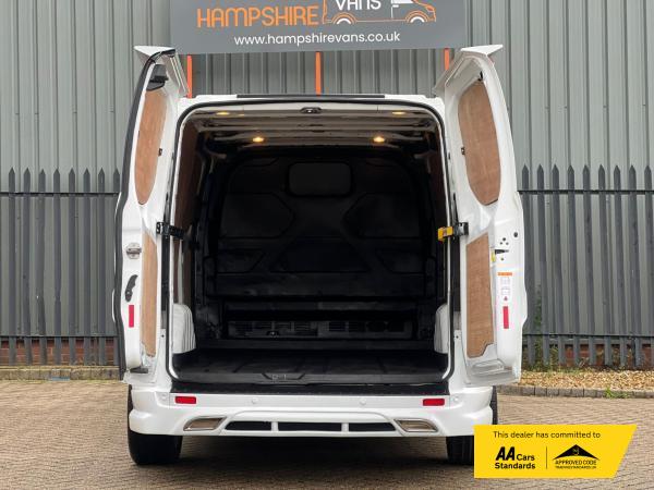 Ford Transit Custom 2.2 TDCi 290 Limited Panel Van 5dr Diesel Manual L2 H1 (186 g/km, 123 bhp)